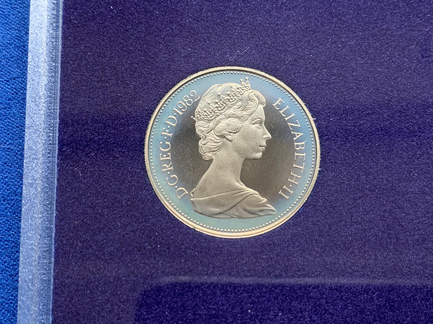 《竞宝斋》第280场- 周日，周一 ，周二3场连拍 （全场包邮） 英国硬币套装  1982年精制7枚装 20便士首发年份 青年女王头像