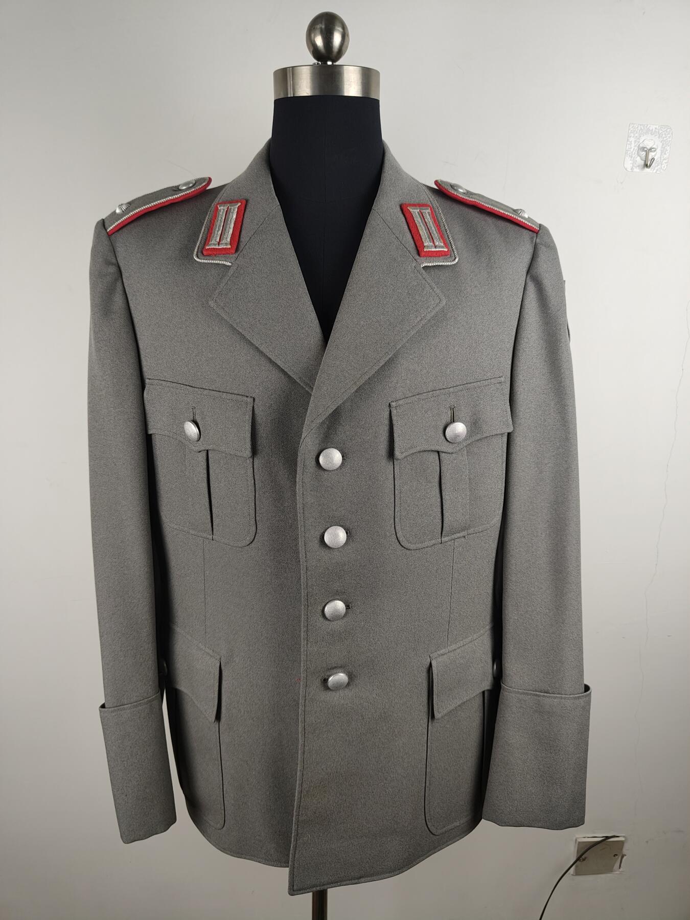 全场0元起拍 第166期 咸鱼国勋章拍卖专场 6月19日（周三）下午6：00开始 西德早期 法袖装甲兵尉官深色常服 胸围106 肩宽46 衣长77 袖长66