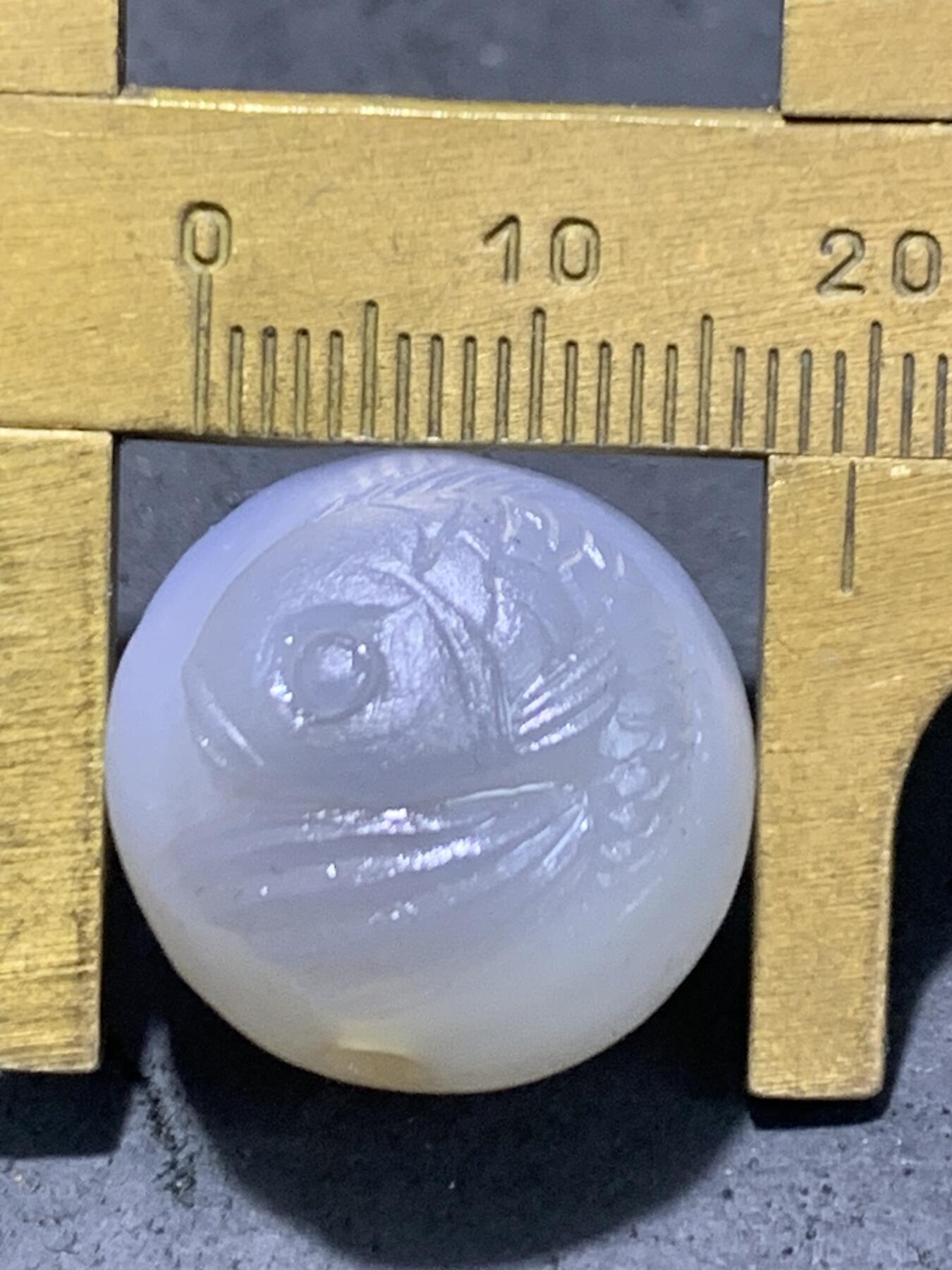 精美亚光高玉化海洋玉髓手工俏色巧雕鲤鱼打挺随形圆珠一个