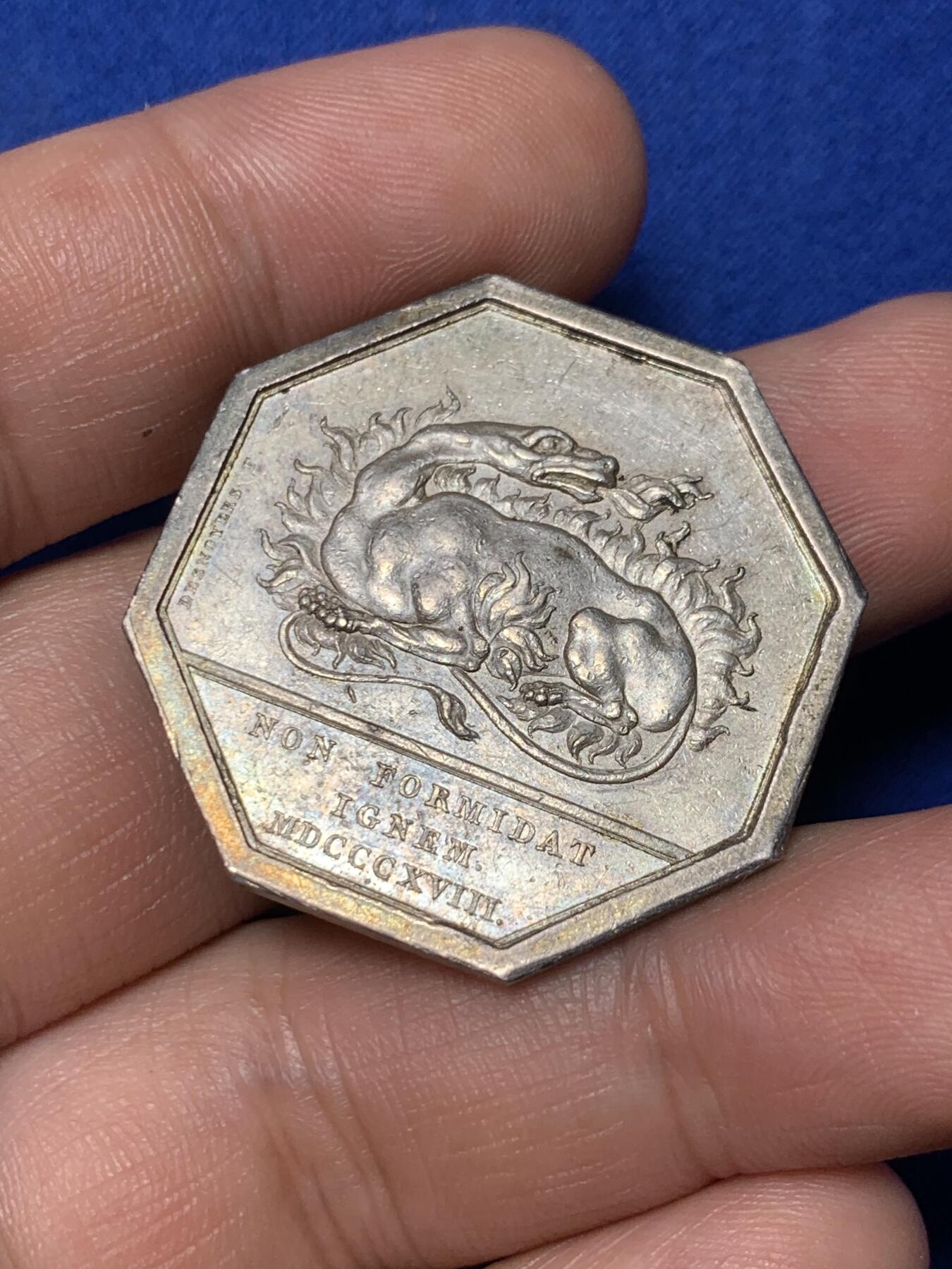 《竞宝斋》第281场- 周日，周一 ，周二3场连拍 （全场包邮） 法国1818年巴黎火灾互助保险公司八角银代币 经典小火龙 16g 33.7mm 无边铭