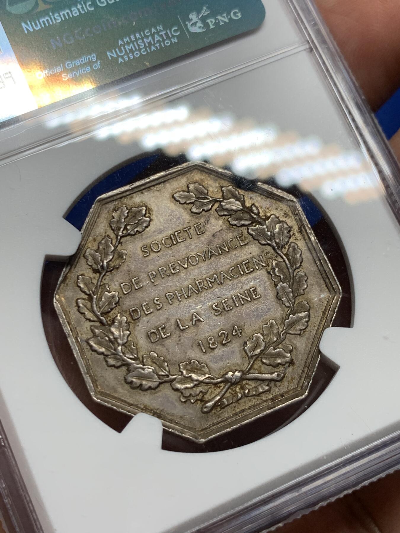 《竞宝斋》第281场- 周日，周一 ，周二3场连拍 （全场包邮） NGC MS61 法国1824塞纳河药剂师协会八角代用银币 蜜蜂边铭