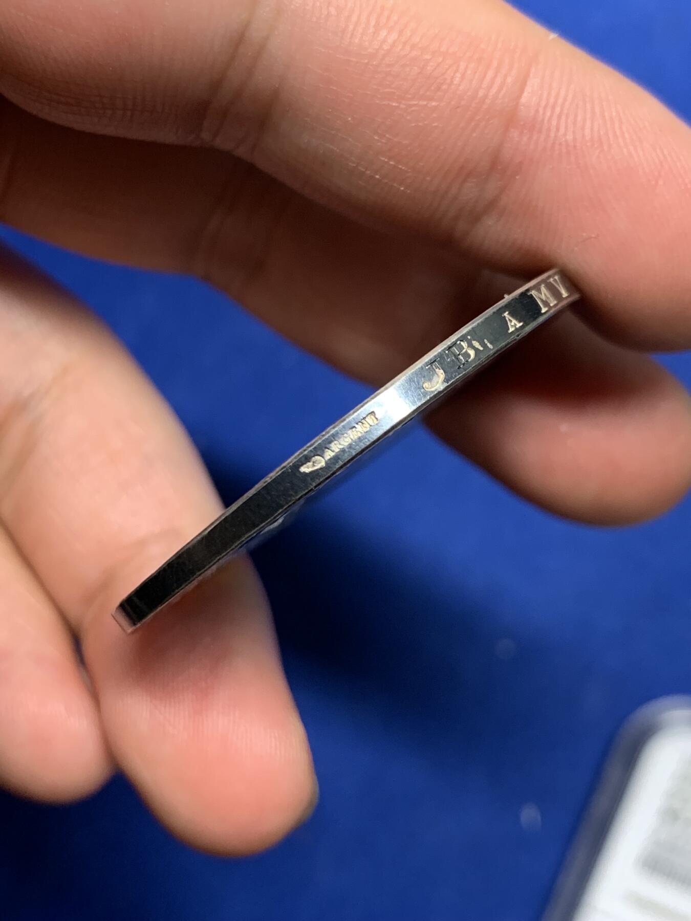 《竞宝斋》第281场- 周日，周一 ，周二3场连拍 （全场包邮） 法国O.Roty 婚姻与爱情纪念银章，“永恒的爱”，背面手工雕花，无磕碰，整体状态很好