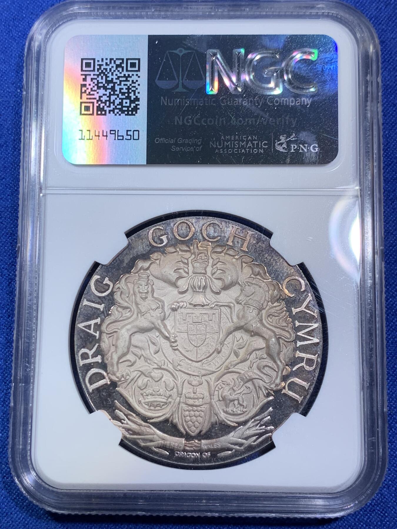 《竞宝斋》第280场- 周日，周一 ，周二3场连拍 （全场包邮） NGC MS65 英国1969年 查尔斯王子 威尔士亲王 银章 卡那封自治市69届展览亲王到访，重1盎司33.5克，纯度99.9%，自然氧化呈献了橘色的包浆，双面深度镜面凝霜，且有着高浮雕的艺术表现。边铭编号1712，发行量预计在小千枚，很少见。