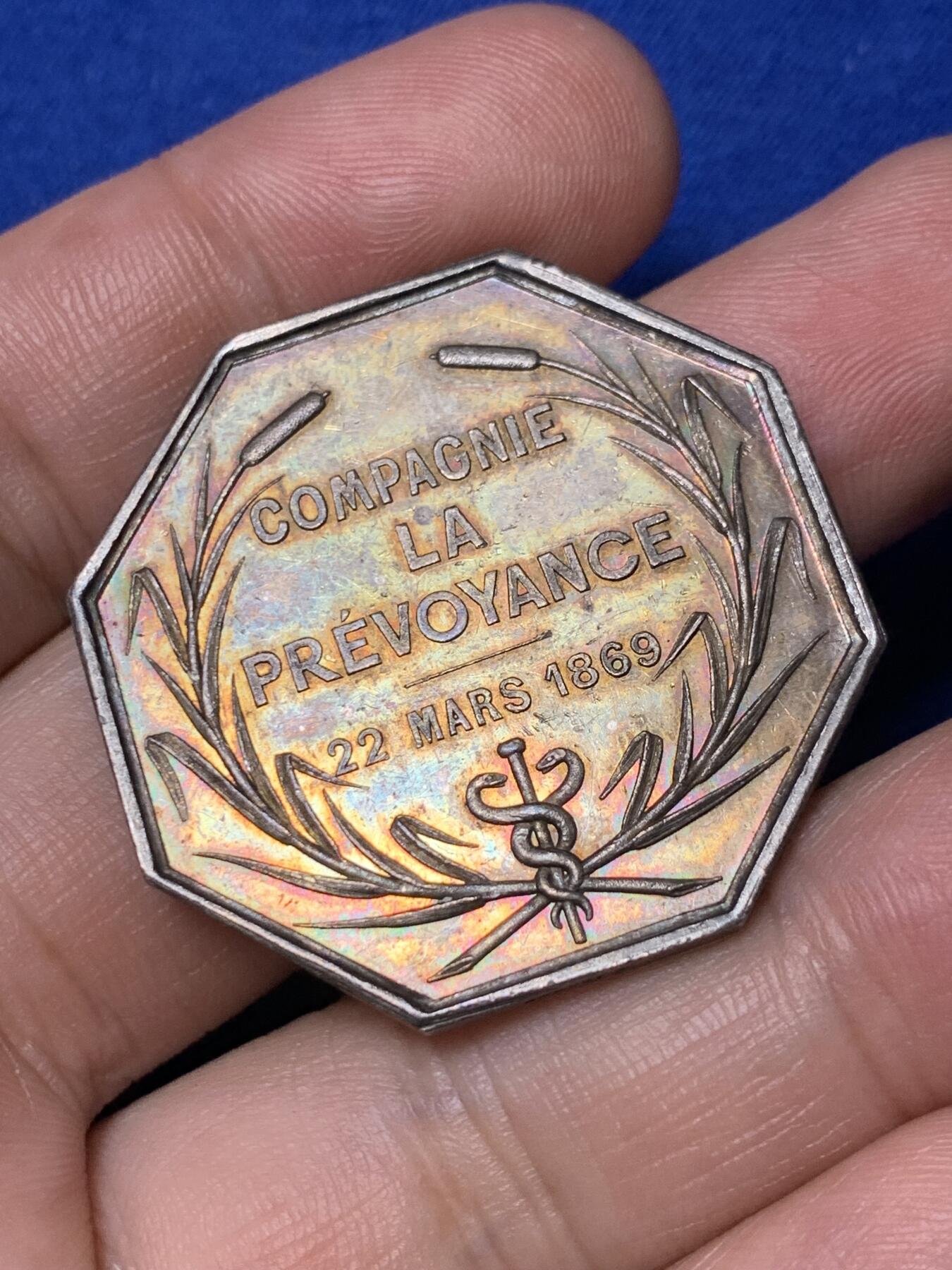 《竞宝斋》第281场- 周日，周一 ，周二3场连拍 （全场包邮） 法国1869年先见之明保险公司银质八角代币 19.2g 35.9mm 蜜蜂边铭