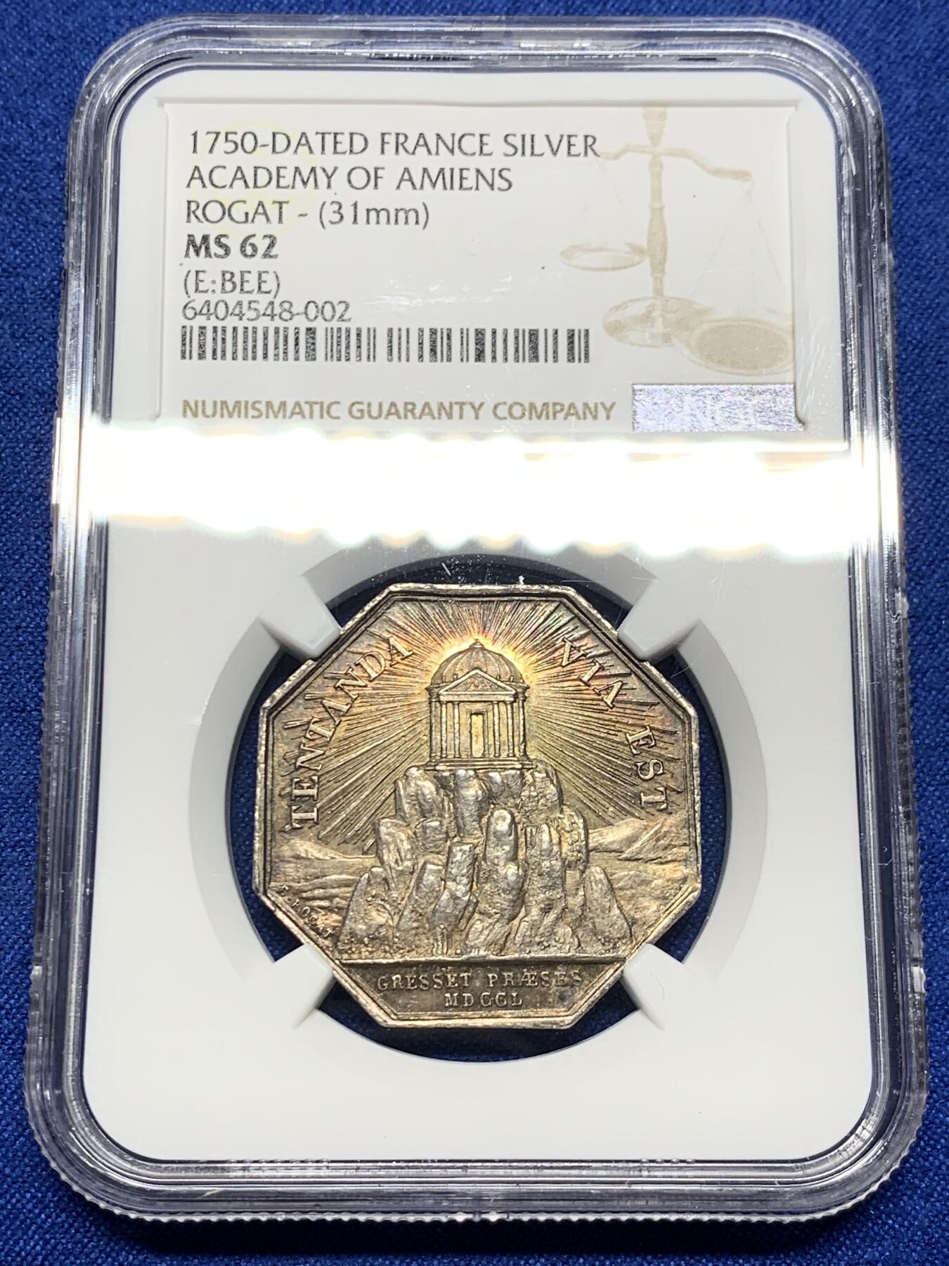 《竞宝斋》第281场- 周日，周一 ，周二3场连拍 （全场包邮） NGC MS62 法国1860-1879亚眠学院八角代用银币 蜜蜂边铭 山上的寺庙配合金色包浆更加万丈光芒