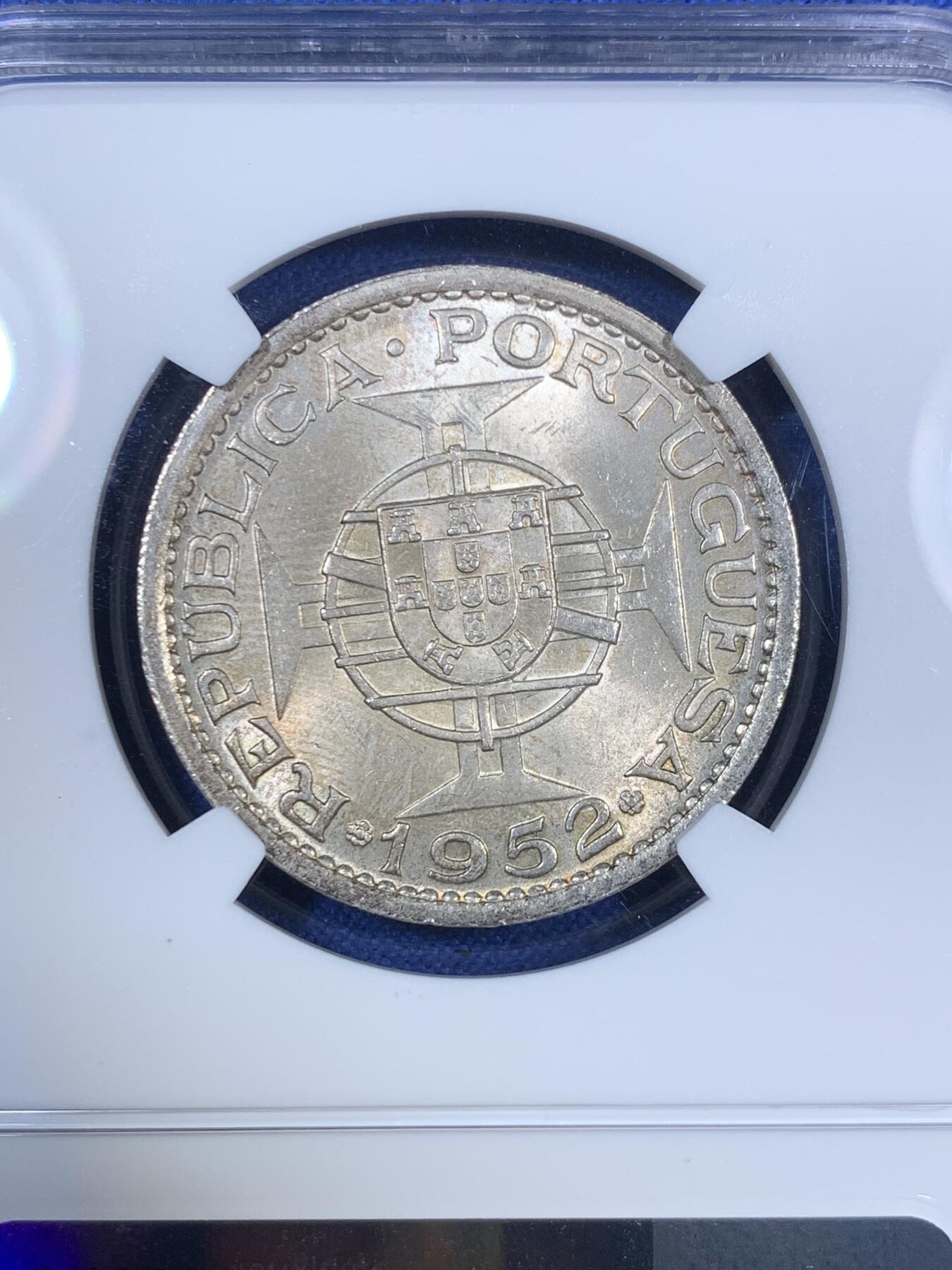 《竞宝斋》第280场- 周日，周一 ，周二3场连拍 （全场包邮） NGC MS64 1952澳门5圆 两面都有金黄包浆 特别是面值一面 金黄包浆均匀分布在币面上 在光线下非常漂亮