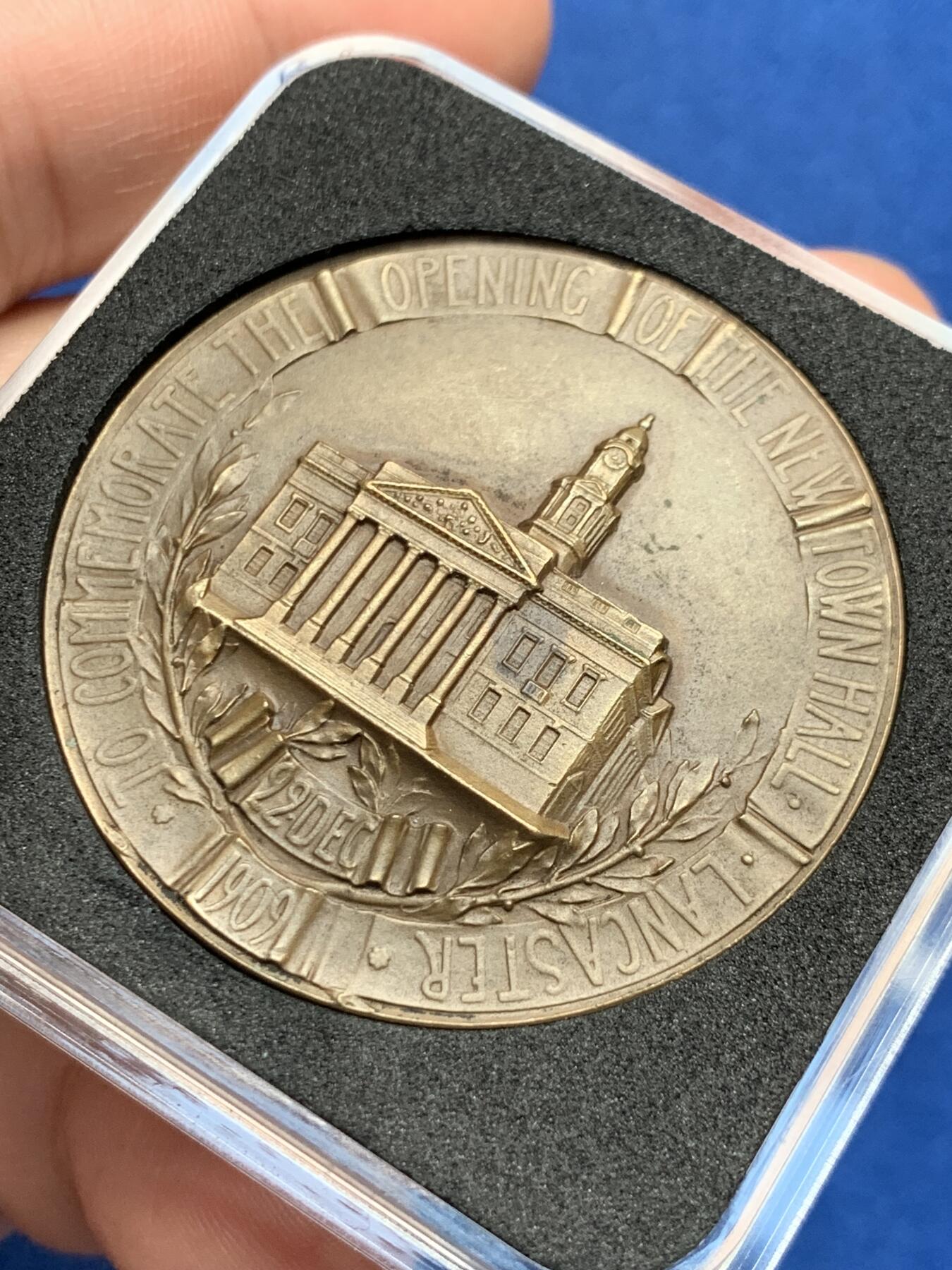 《竞宝斋》第280场- 周日，周一 ，周二3场连拍 （全场包邮） 1909年英国兰开斯特市政厅高浮雕铜章 国外稀少精美铜章。保存完好，边道都无损伤，MS品相。直径44mm 重量42g