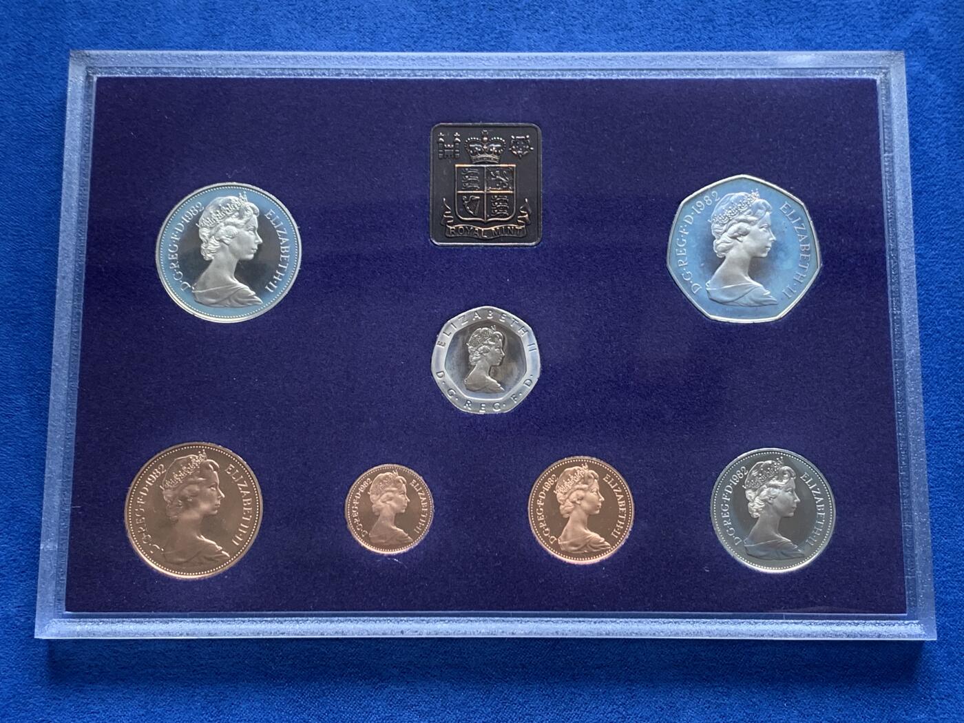 《竞宝斋》第280场- 周日，周一 ，周二3场连拍 （全场包邮） 英国硬币套装  1982年精制7枚装 20便士首发年份 青年女王头像
