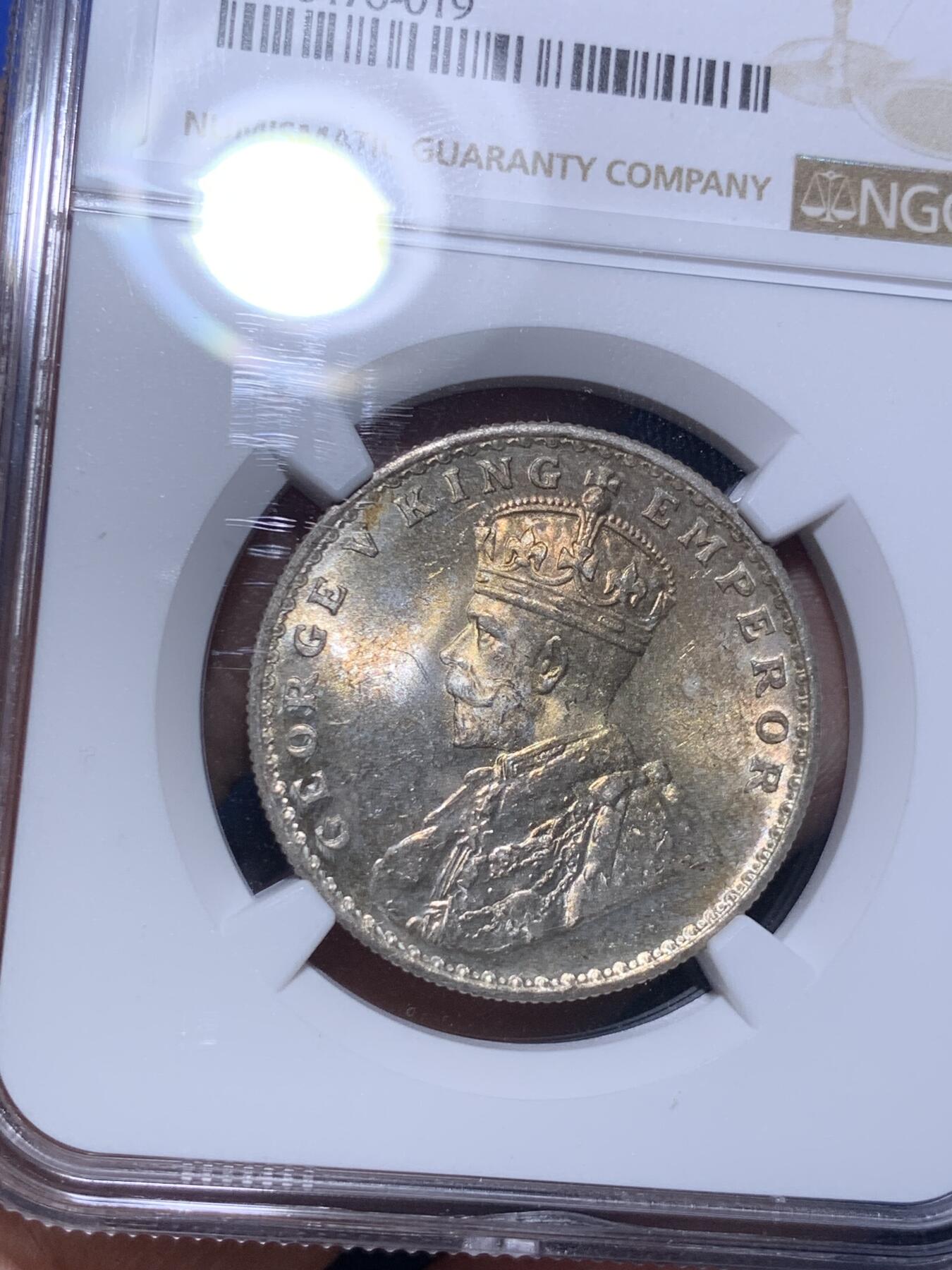 《竞宝斋》第280场- 周日，周一 ，周二3场连拍 （全场包邮） NGC MS63 英属印度1918年乔治五世1卢比银币 正面有暖色调的月牙包浆，过渡自然且光泽兼具，非一般烂大街白光币可比拟。