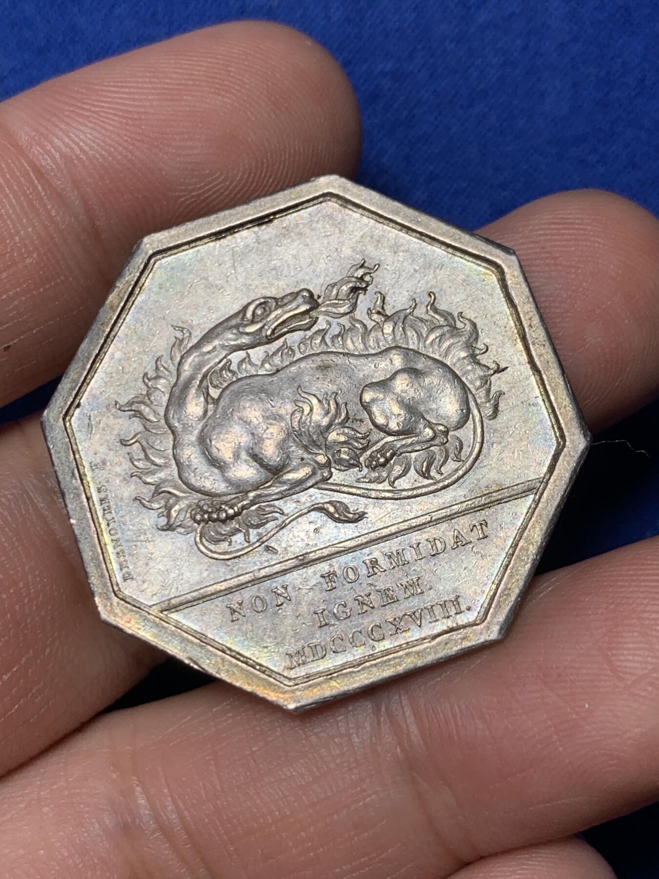 《竞宝斋》第281场- 周日，周一 ，周二3场连拍 （全场包邮） 法国1818年巴黎火灾互助保险公司八角银代币 经典小火龙 16g 33.7mm 无边铭