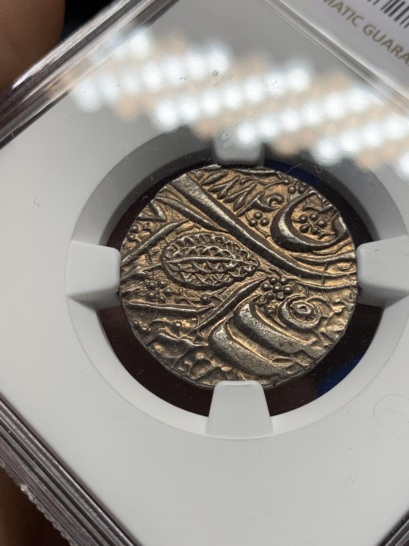 《竞宝斋》第280场- 周日，周一 ，周二3场连拍 （全场包邮） NGC MS61 北印度锡克帝国VS1884年（公元1827年）卢比银币 直径约22mm，币重约11克，币文为波斯语，正面为菩提叶和造币地阿姆利则，以及维克拉姆历（V.S.）写就的具体打制年份。