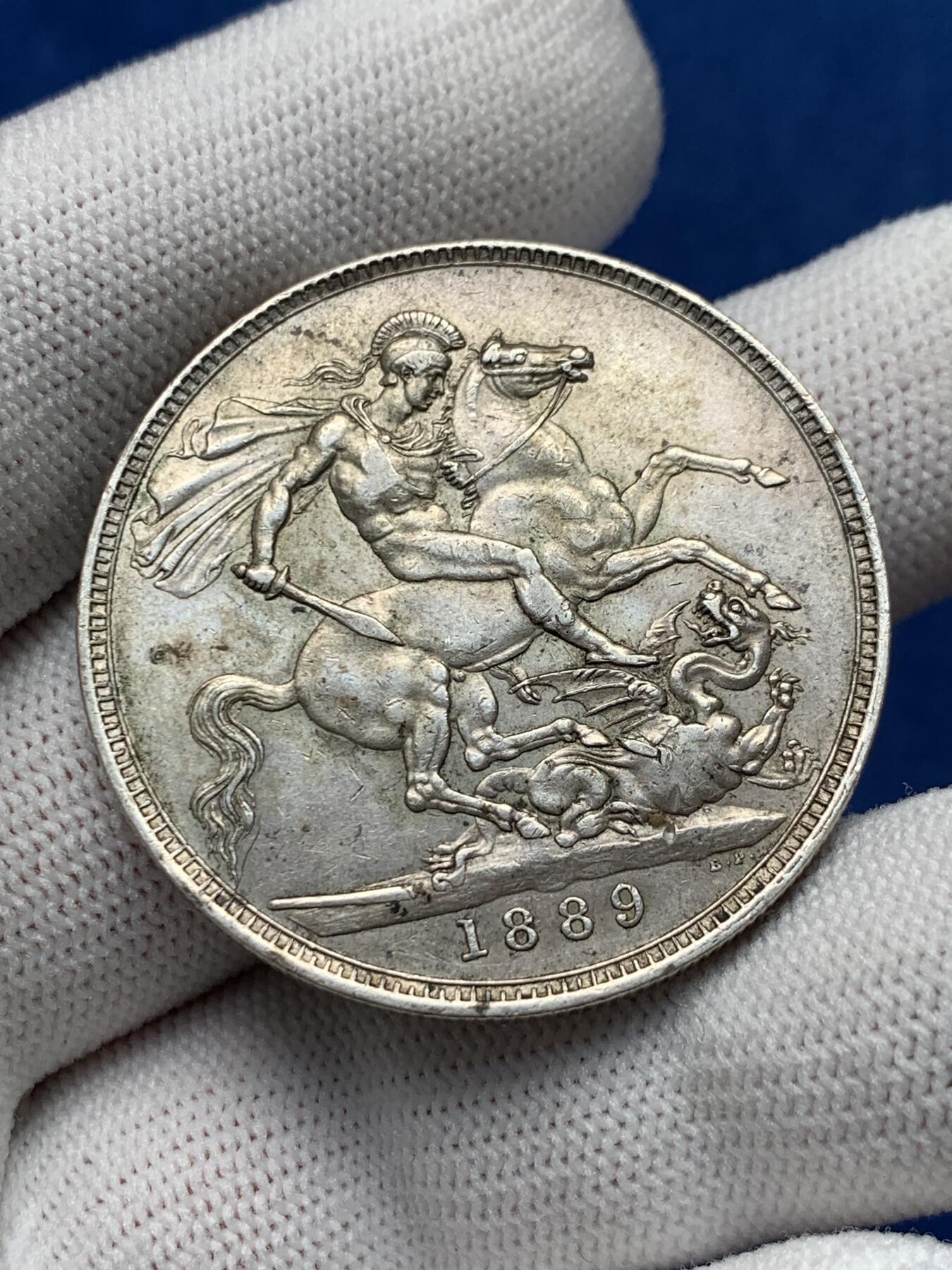 《竞宝斋》第280场- 周日，周一 ，周二3场连拍 （全场包邮） 英国1889维多利亚高冠马剑银币 细节见图