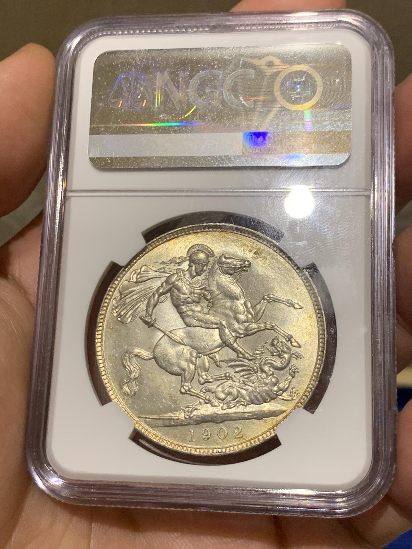 《竞宝斋》第280场- 周日，周一 ，周二3场连拍 （全场包邮） NGC MS63+  英国1902年爱德华七世1克朗银币 深打全细节，对于普制来说非常难得，最具性价比的高银老马剑。盒子左下角小磕，不少肉密封完好。