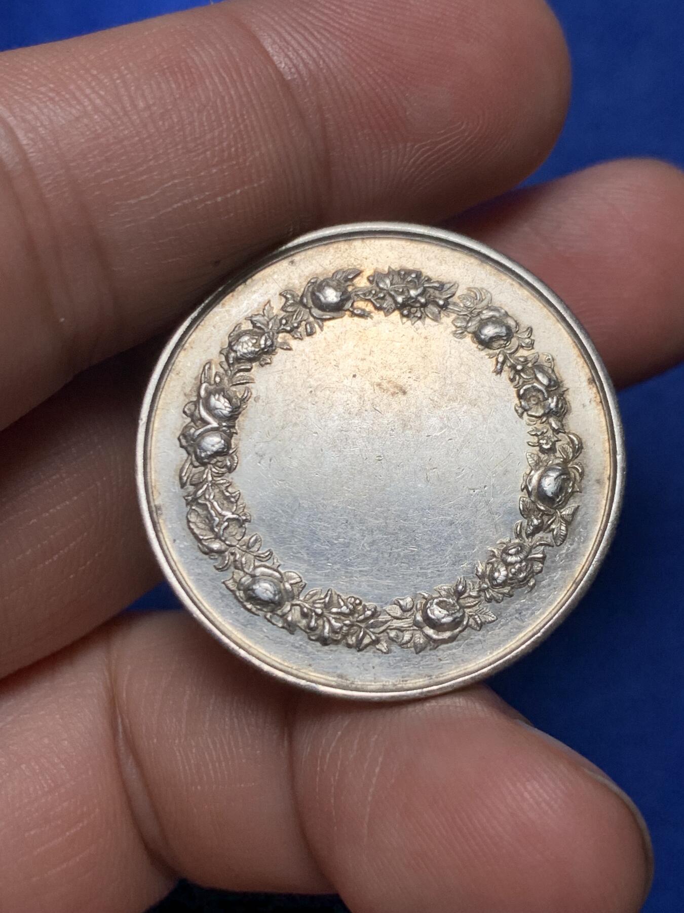 《竞宝斋》第281场- 周日，周一 ，周二3场连拍 （全场包邮） 法国婚礼银章 直径30.5mm 重12克 丰饶角边铭