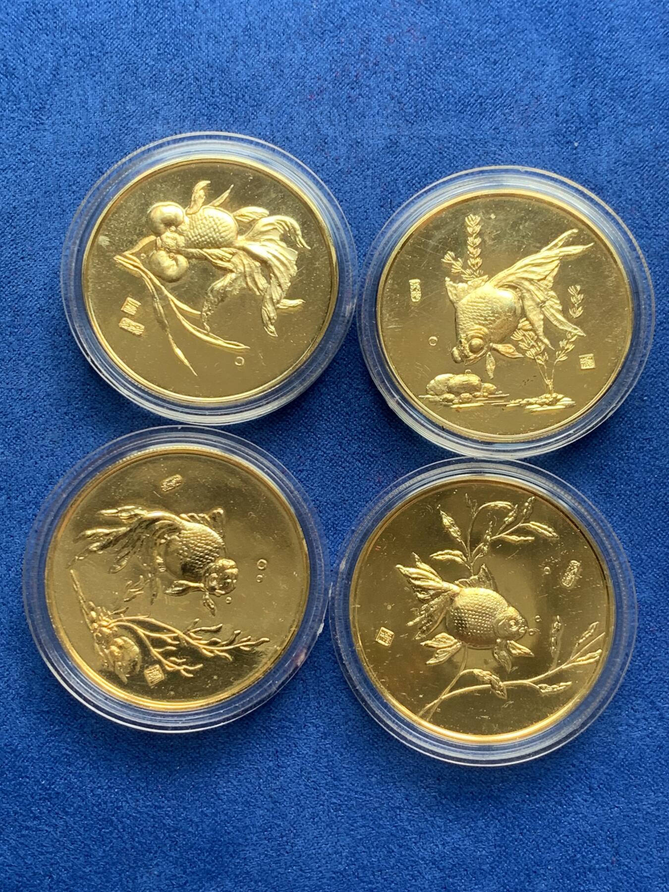 《竞宝斋》第280场- 周日，周一 ，周二3场连拍 （全场包邮） 两盒一组 纪念毛泽东诞辰一百周年镀金章（3枚一盒）+上海造币厂金鱼镀金纪念章（4枚一盒）