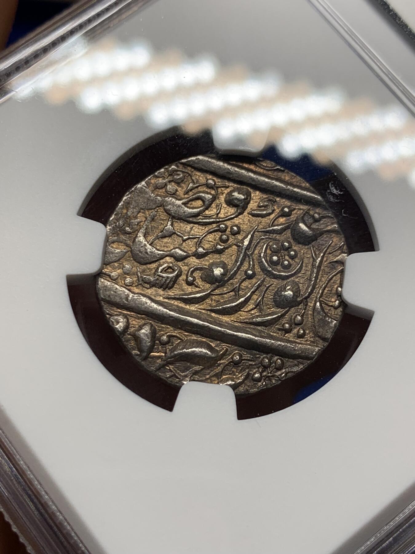 《竞宝斋》第280场- 周日，周一 ，周二3场连拍 （全场包邮） NGC MS61 北印度锡克帝国VS1884年（公元1827年）卢比银币 直径约22mm，币重约11克，币文为波斯语，正面为菩提叶和造币地阿姆利则，以及维克拉姆历（V.S.）写就的具体打制年份。