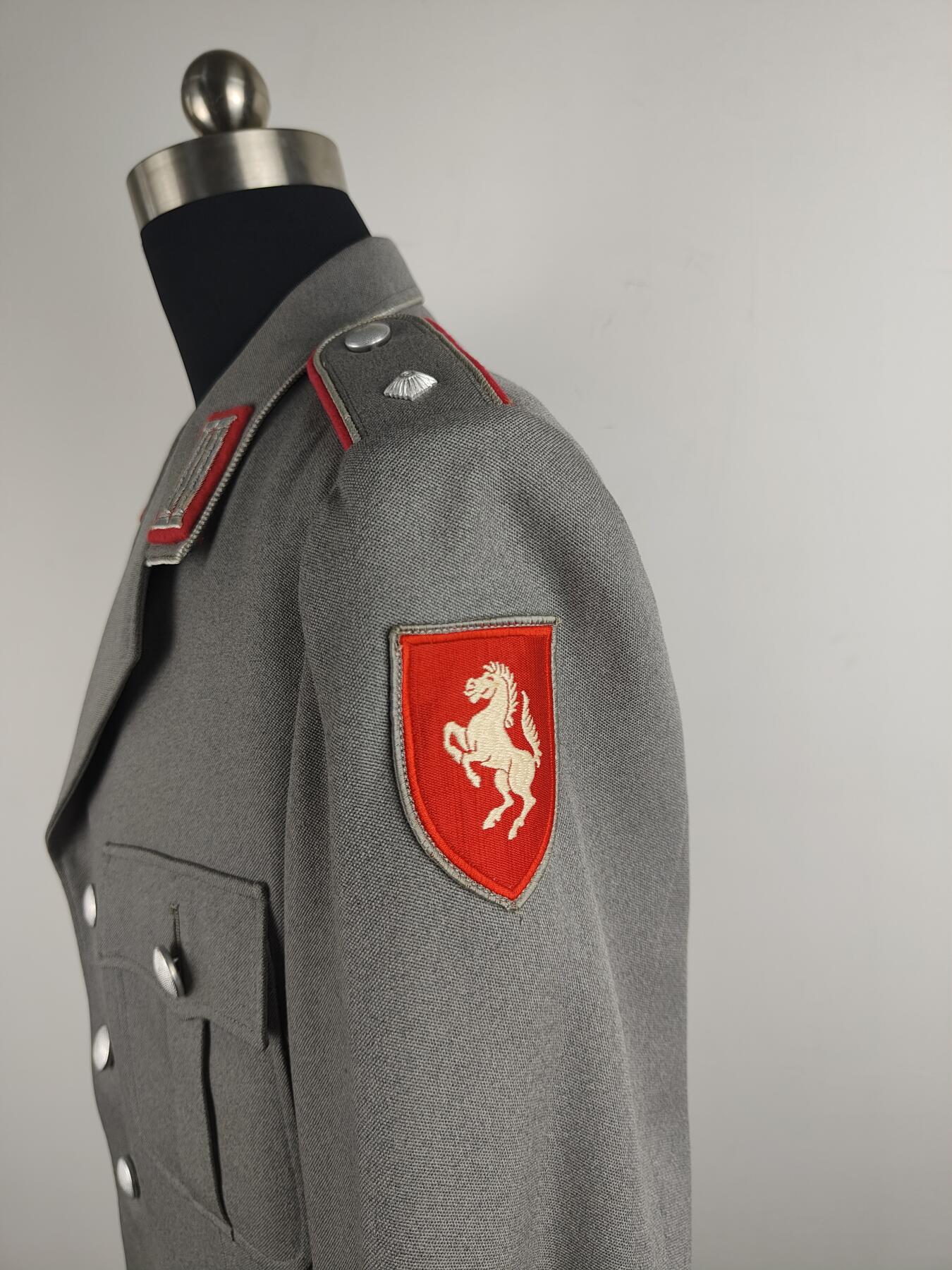 全场0元起拍 第166期 咸鱼国勋章拍卖专场 6月19日（周三）下午6：00开始 西德早期 法袖装甲兵尉官深色常服 胸围106 肩宽46 衣长77 袖长66