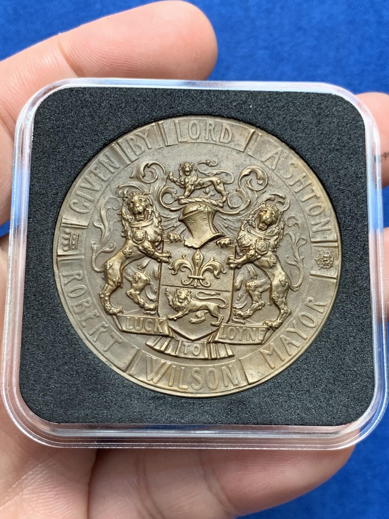 《竞宝斋》第280场- 周日，周一 ，周二3场连拍 （全场包邮） 1909年英国兰开斯特市政厅高浮雕铜章 国外稀少精美铜章。保存完好，边道都无损伤，MS品相。直径44mm 重量42g