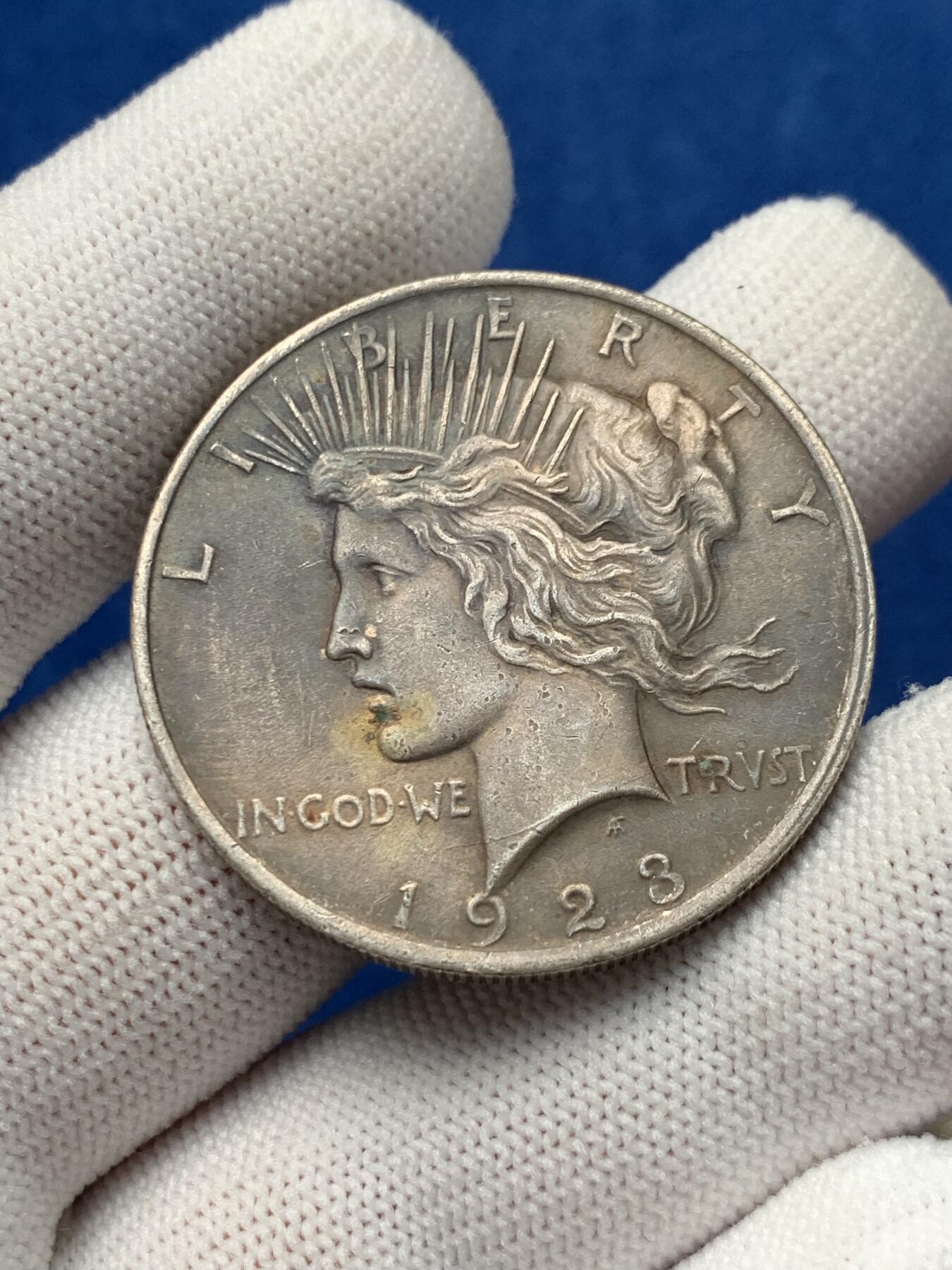 《竞宝斋》第280场- 周日，周一 ，周二3场连拍 （全场包邮） 两枚一组 美国和平鸽银币 通货好品 1923年+1922年 黑白配