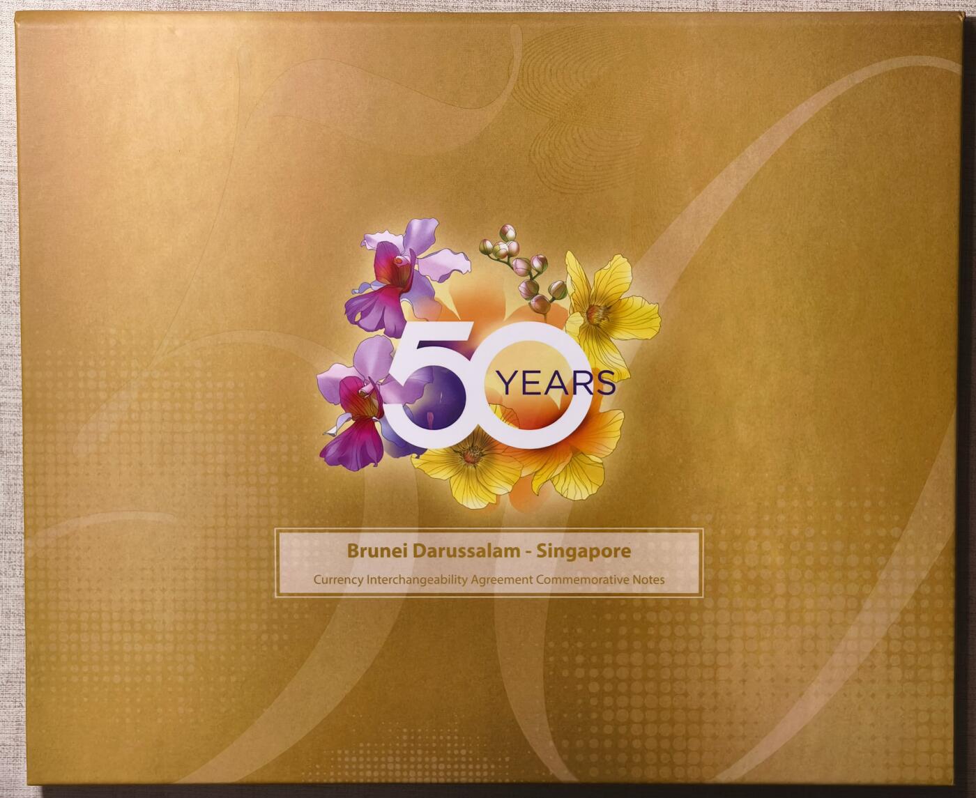 紫瑗钱币——第381期拍卖——纸币场 新加坡 文莱 2017年 货币等值互换50周年 纪念钞50新币 2枚一组 原装册 UNC