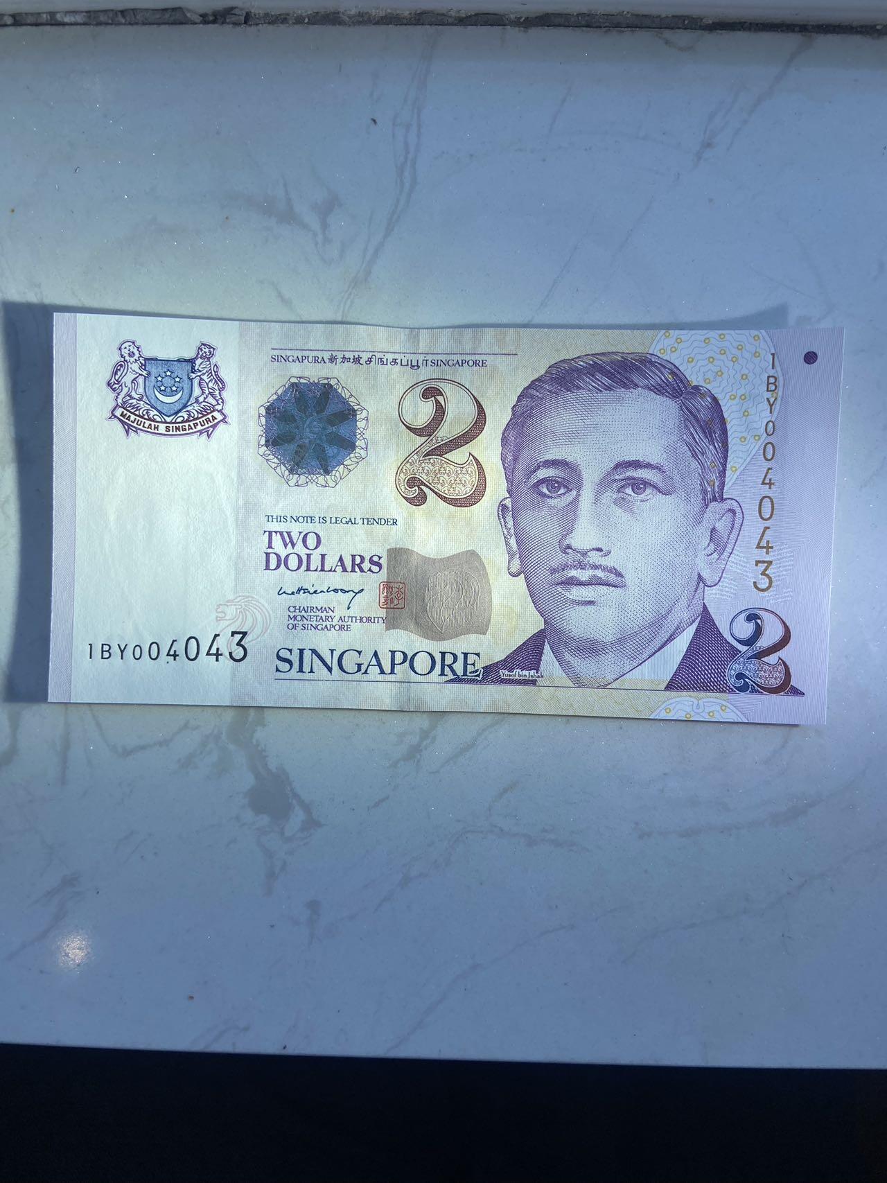 【炜奕收藏】裸钞专场第八期 新加坡2元纸钞非塑料钞，稀少李显龙签名版，unc-品相，票面轻微受潮