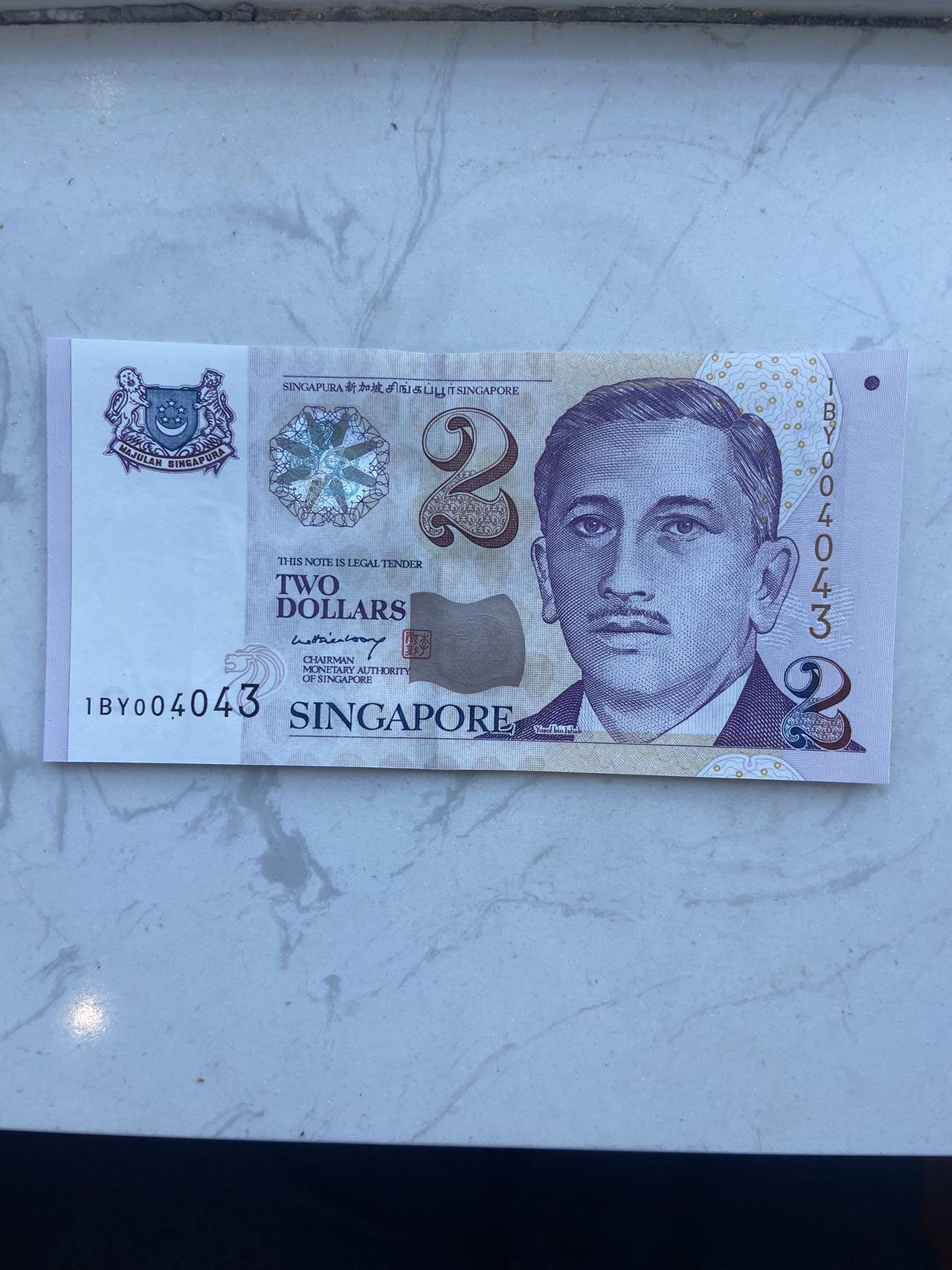 【炜奕收藏】裸钞专场第八期 新加坡2元纸钞非塑料钞，稀少李显龙签名版，unc-品相，票面轻微受潮