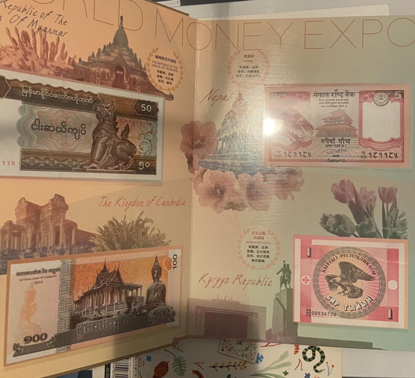 【炜奕收藏】裸钞专场第八期 世界钱币博览纪念收藏册，内含10张不同外钞+50枚不同外币，附带礼袋