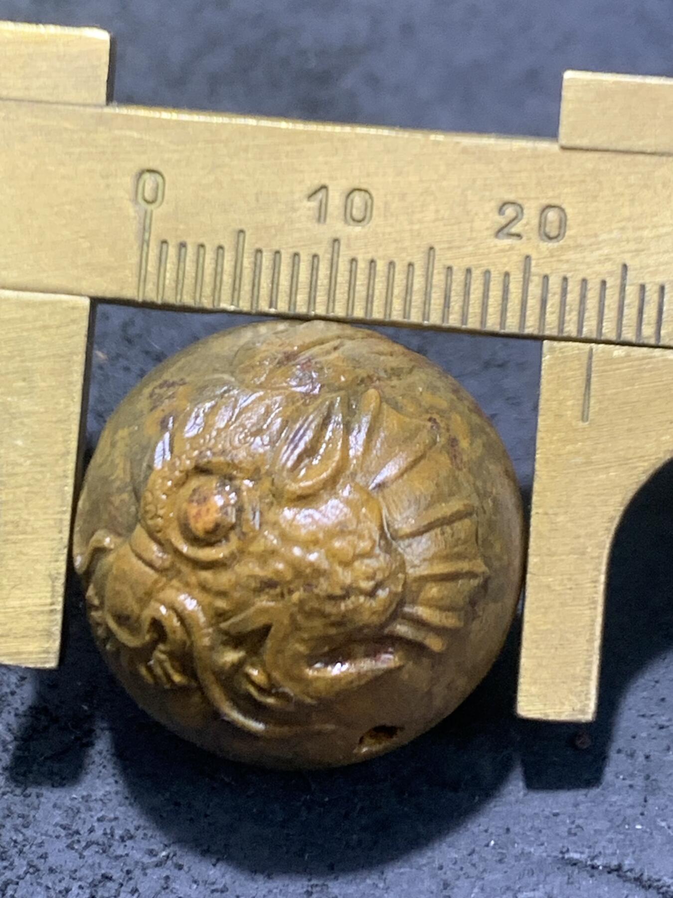 精美亚光战国红玛瑙手工俏色巧雕龙戏珠随形珠一颗！