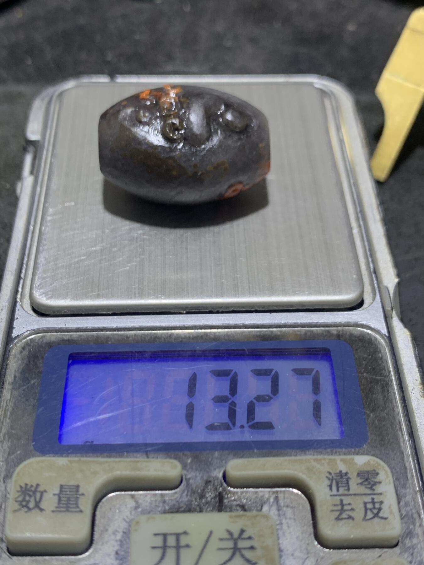 精美高润度冰飘黑糖心料战国红玛瑙手工俏色巧雕得道成佛随形桶珠一个