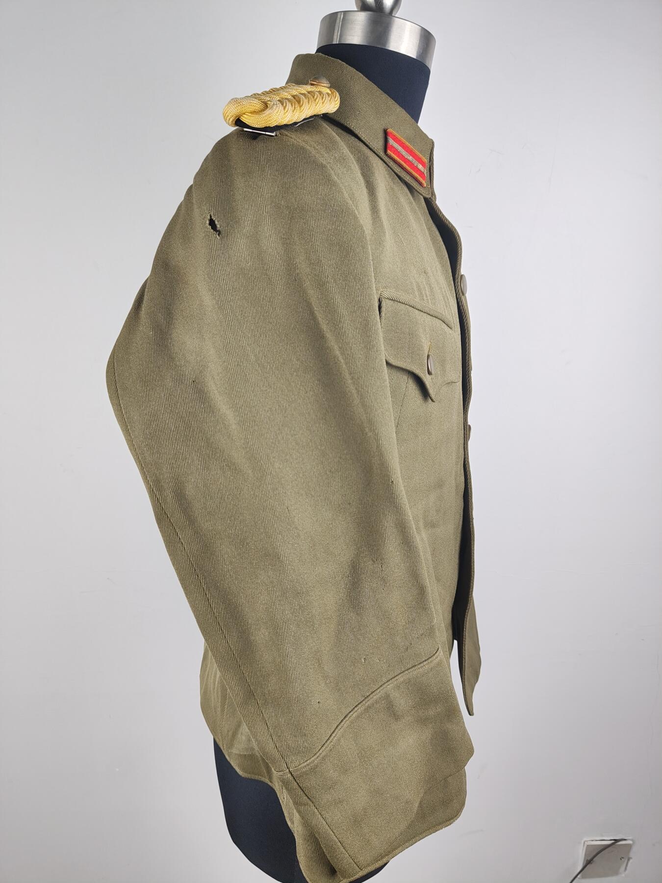 全场0元起拍 第167期 咸鱼国勋章拍卖专场 6月23日（周日）下午6：00开始 98通礼上衣 准尉带肩章 领围39 胸围100 肩宽39 衣长62 袖长51