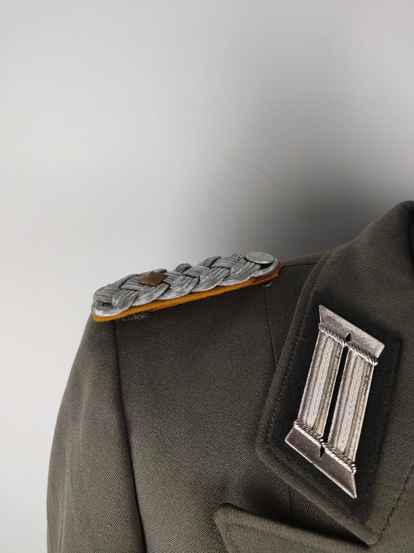 全场0元起拍 第167期 咸鱼国勋章拍卖专场 6月23日（周日）下午6：00开始 东德女版 通讯兵少校军官上衣 胸围110 肩宽42 衣长74 袖长60