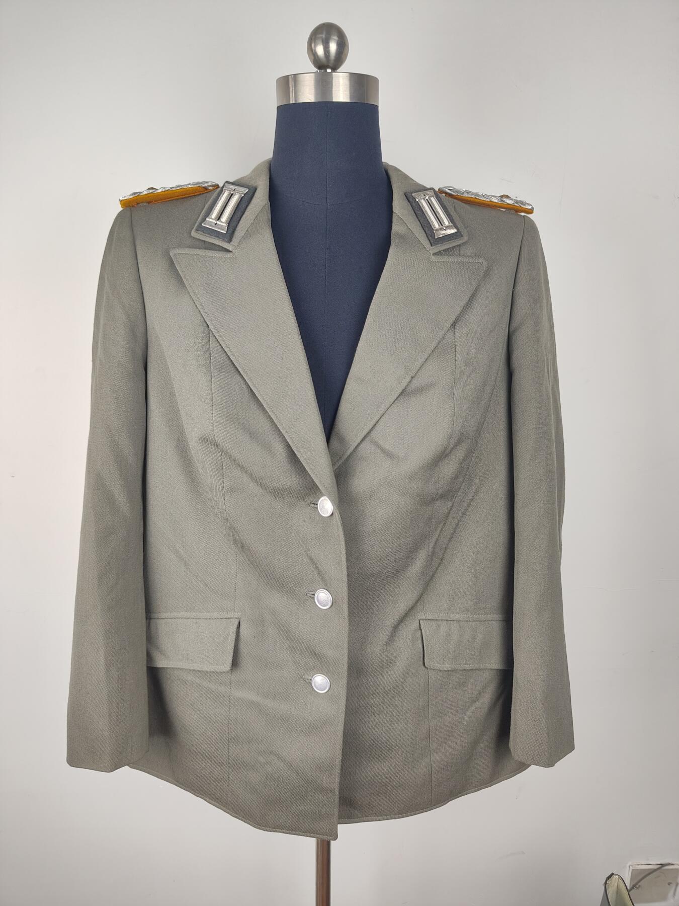 全场0元起拍 第167期 咸鱼国勋章拍卖专场 6月23日（周日）下午6：00开始 东德女版 通讯兵少校军官上衣 胸围110 肩宽42 衣长74 袖长60