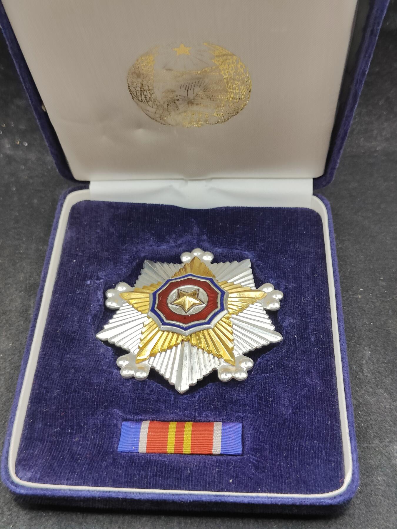 全场0元起拍 第167期 咸鱼国勋章拍卖专场 6月23日（周日）下午6：00开始 朝总联版烫金国徽盒三级国旗勋章带盒略