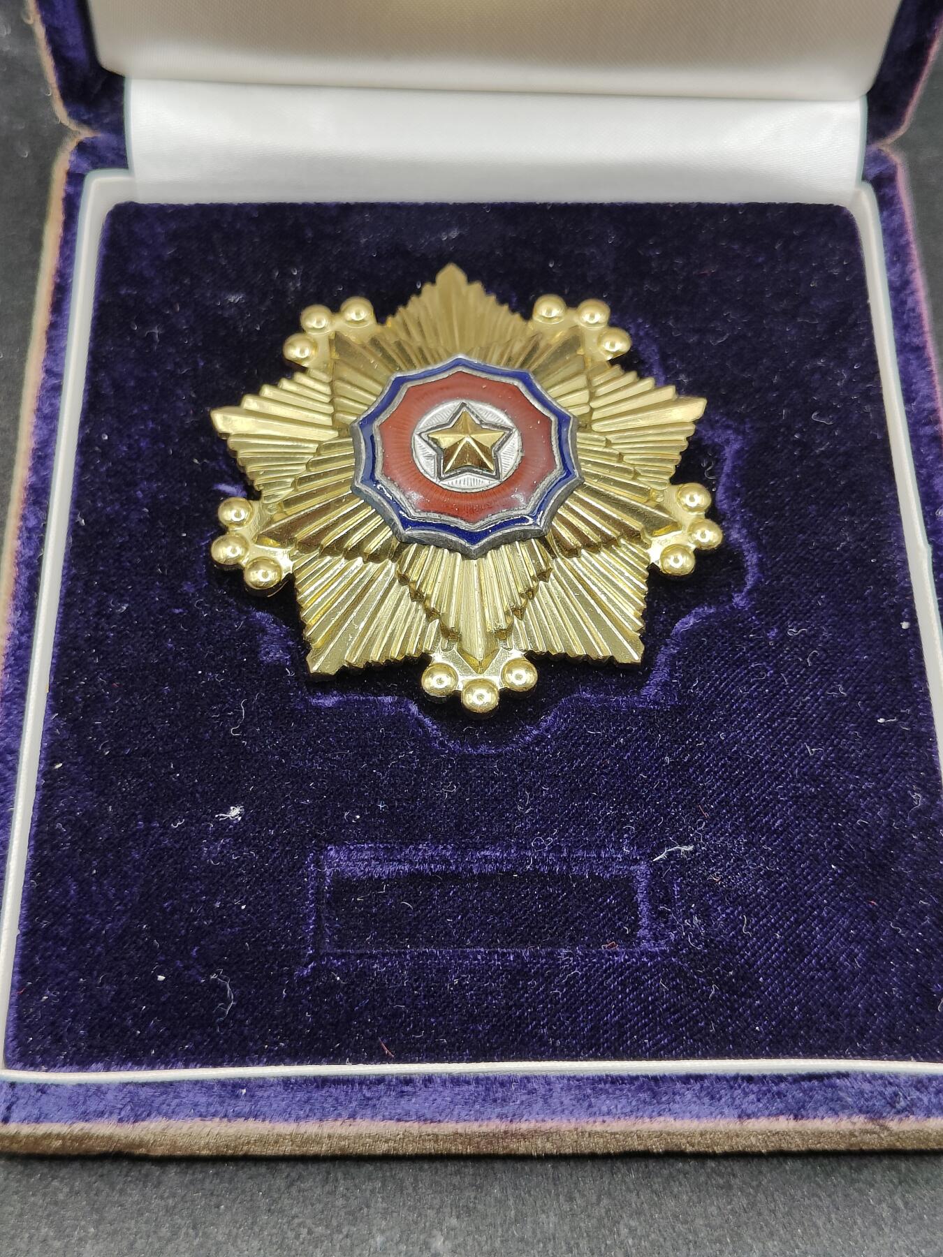 全场0元起拍 第167期 咸鱼国勋章拍卖专场 6月23日（周日）下午6：00开始 早期带编号 朝总联版烫金国徽盒一级国旗勋章