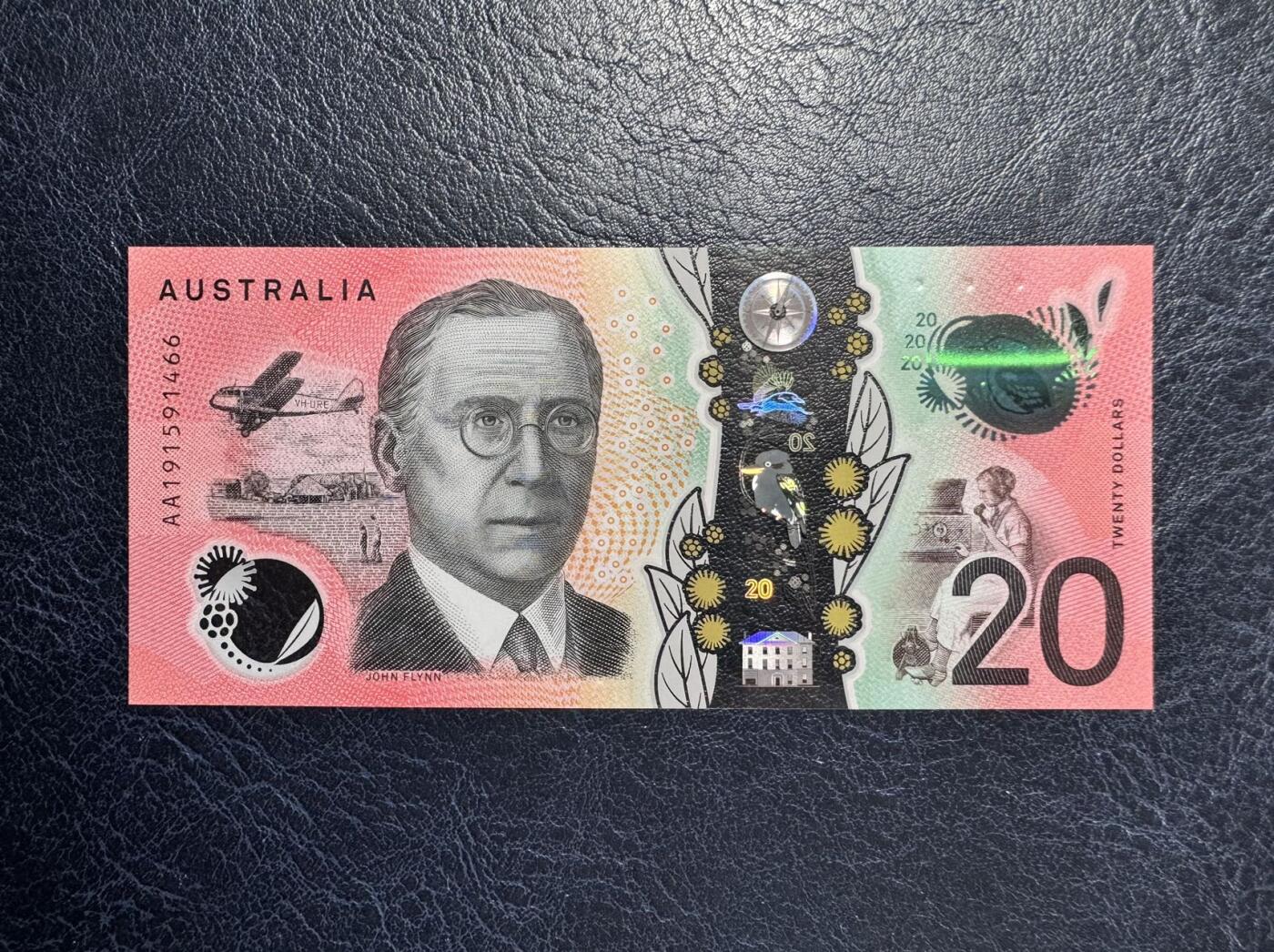 收藏联盟Quantum Auction 第355期拍卖  澳大利亚2019年20元 品相全新UNC 首发AA冠 “皇家飞行医生服务”组织创始人 牧师 约翰.弗林