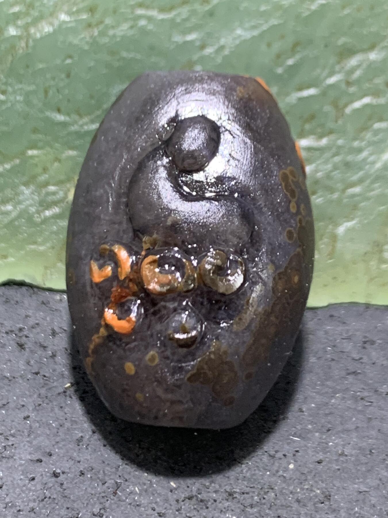 精美高润度冰飘黑糖心料战国红玛瑙手工俏色巧雕得道成佛随形桶珠一个