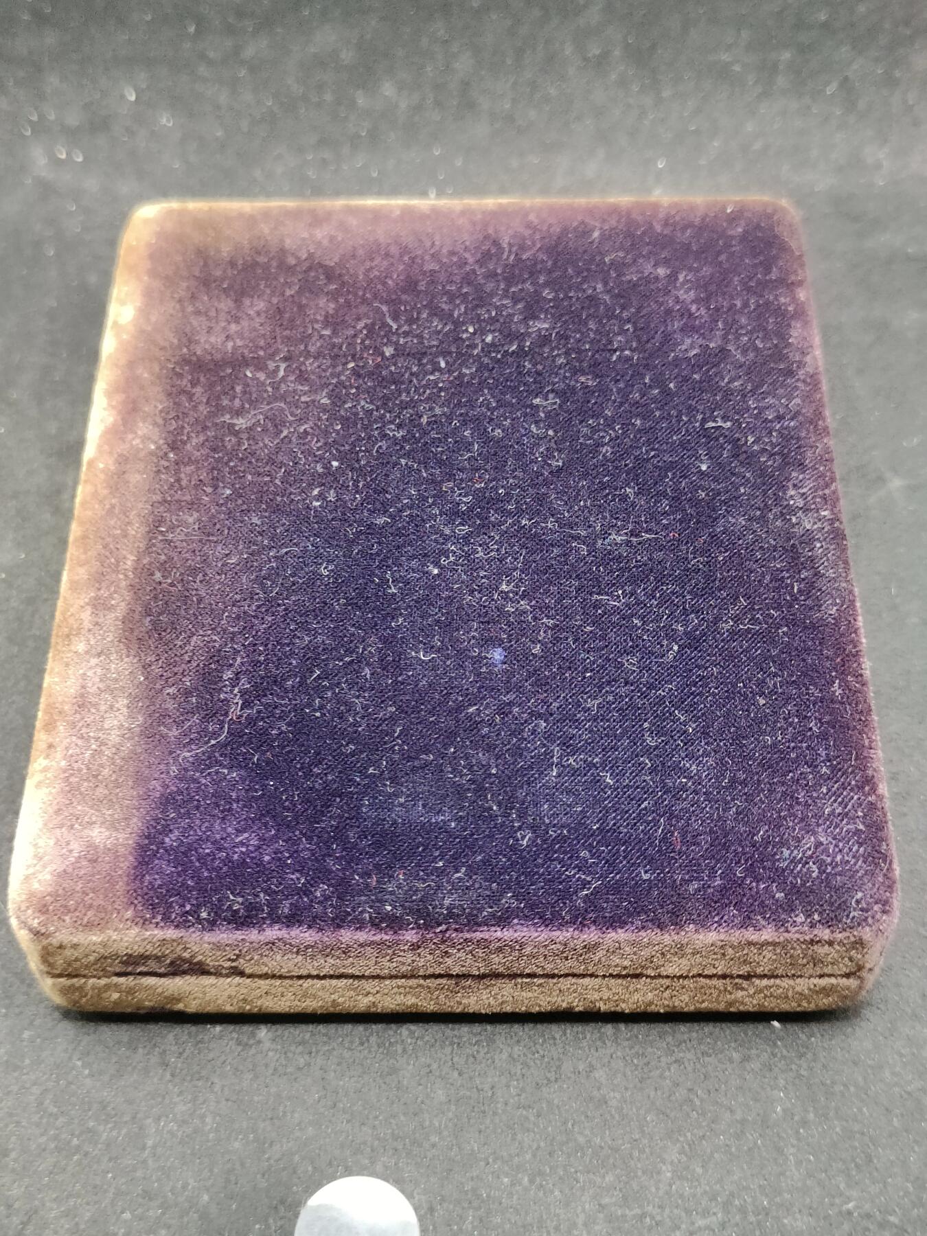 全场0元起拍 第167期 咸鱼国勋章拍卖专场 6月23日（周日）下午6：00开始 早期带编号 朝总联版烫金国徽盒一级国旗勋章