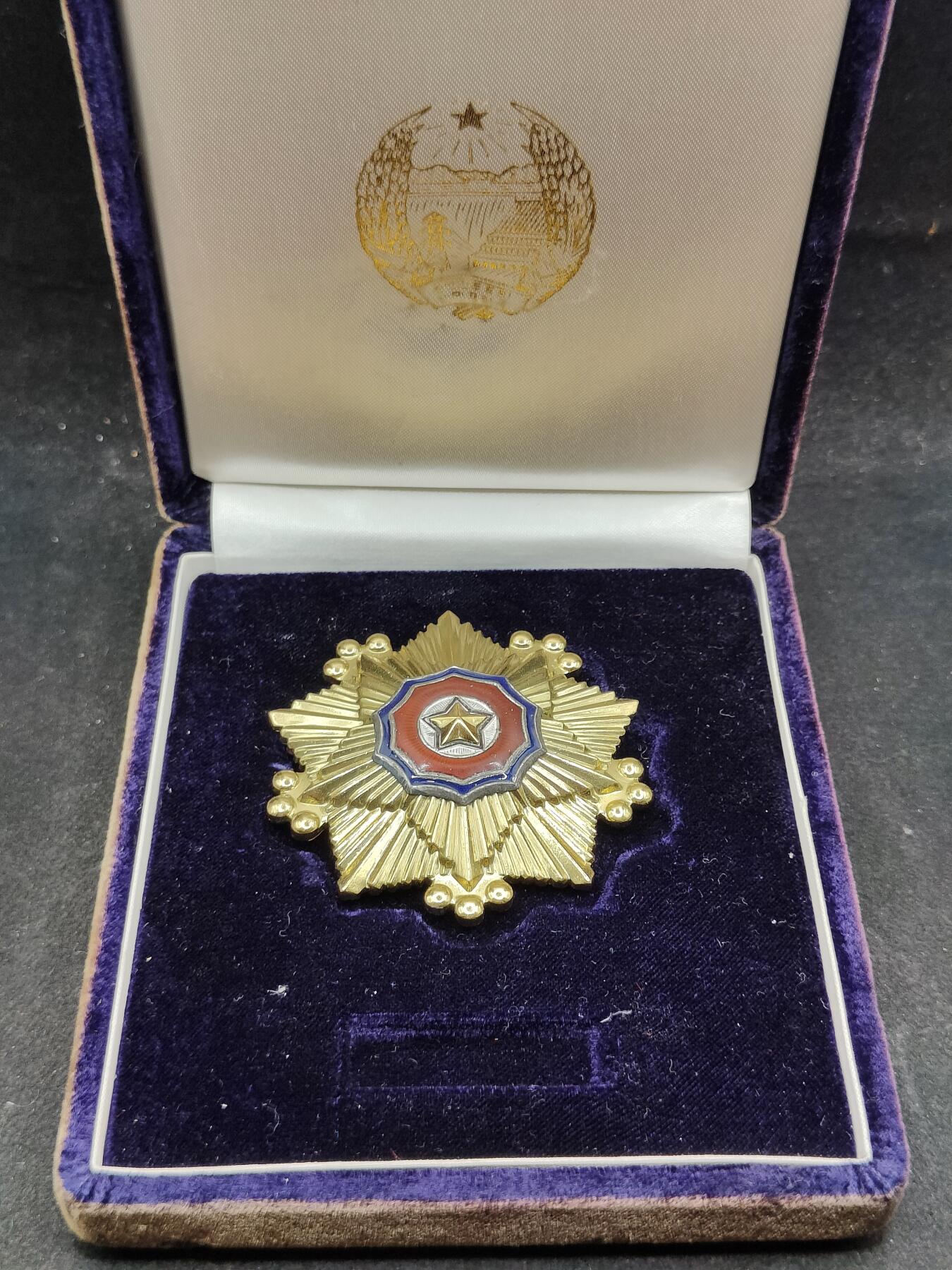 全场0元起拍 第167期 咸鱼国勋章拍卖专场 6月23日（周日）下午6：00开始 早期带编号 朝总联版烫金国徽盒一级国旗勋章