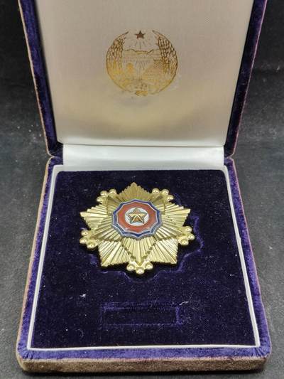 全场0元起拍 第167期 咸鱼国勋章拍卖专场 6月23日（周日）下午6：00开始 - 早期带编号 朝总联版烫金国徽盒一级国旗勋章