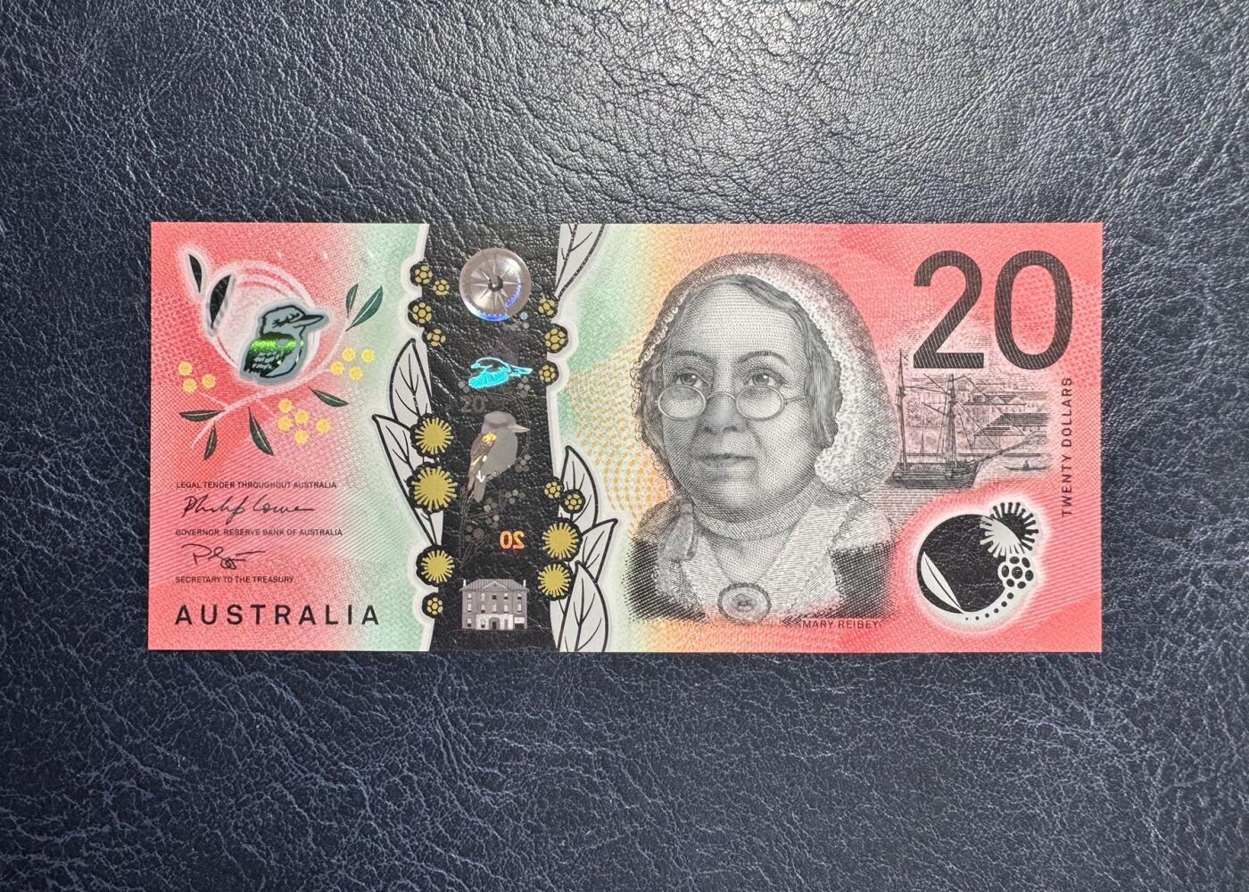 收藏联盟Quantum Auction 第355期拍卖  澳大利亚2019年20元 品相全新UNC 首发AA冠 “皇家飞行医生服务”组织创始人 牧师 约翰.弗林