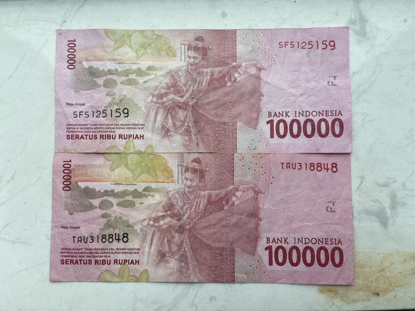 【炜奕收藏】裸钞专场第八期 印尼10万两张一组，流通品相