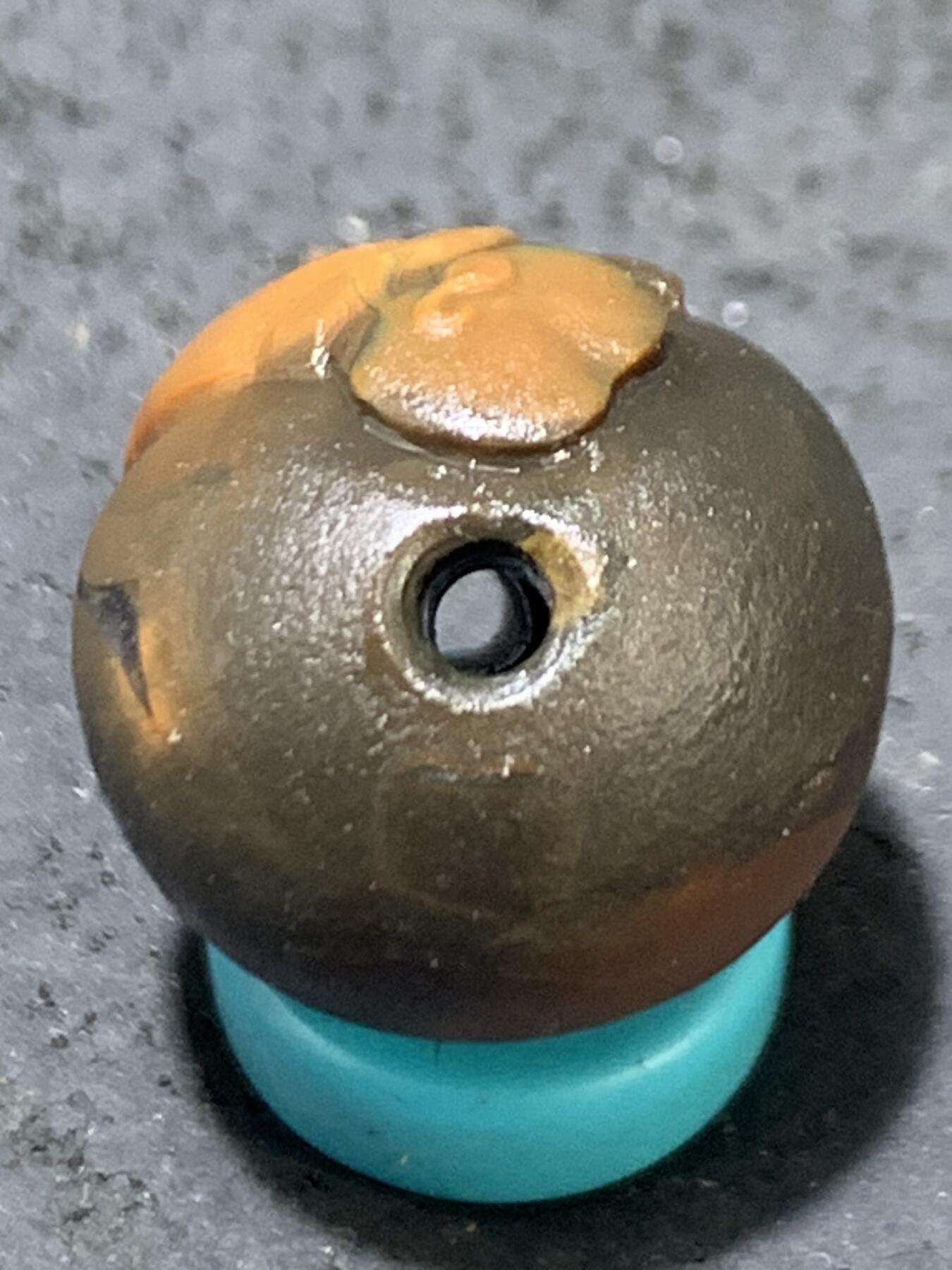 精美亚光战国红玛瑙手工俏色巧雕一心向佛随形圆珠一颗！