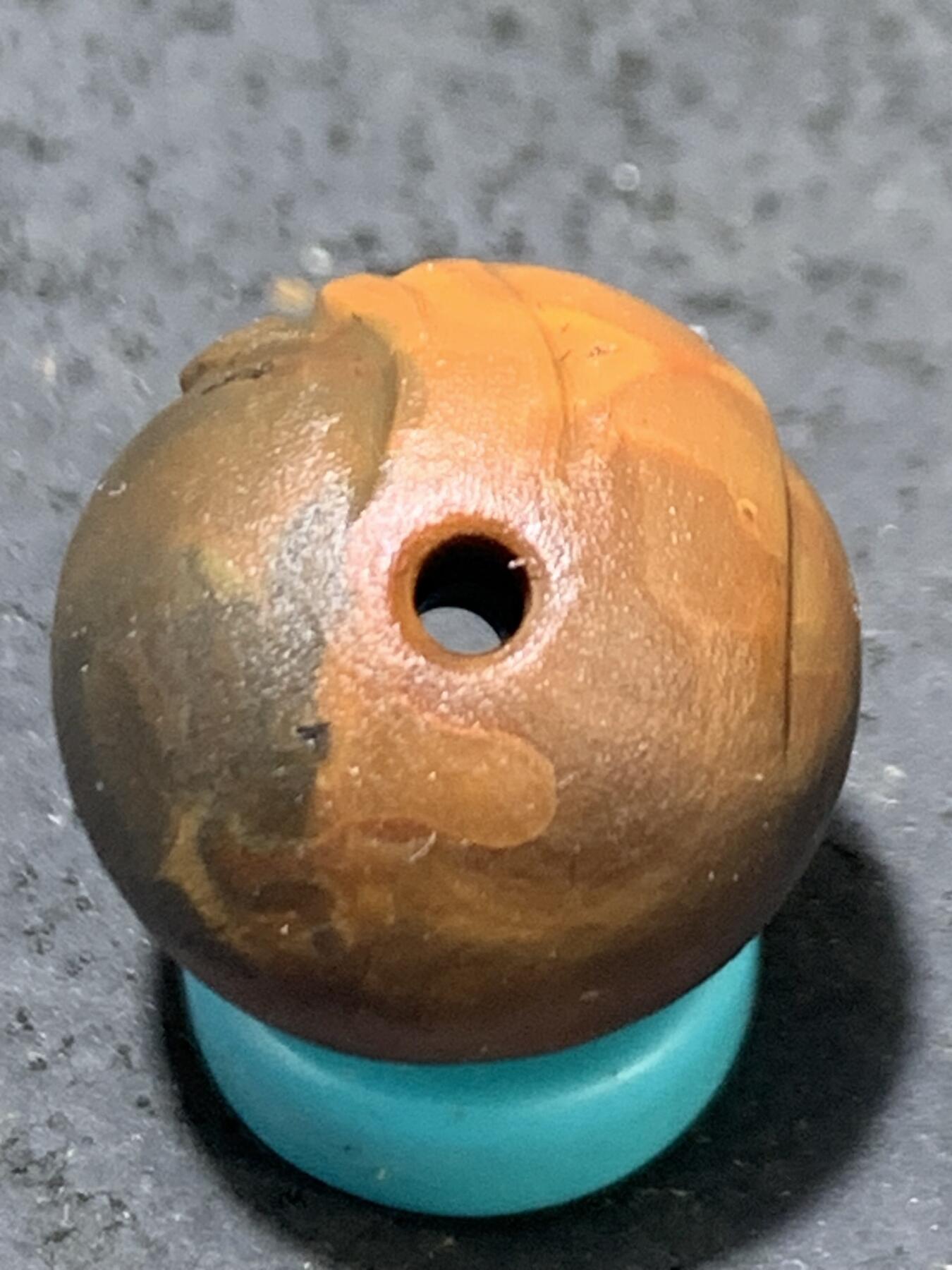 精美亚光战国红玛瑙手工俏色巧雕一心向佛随形圆珠一颗！