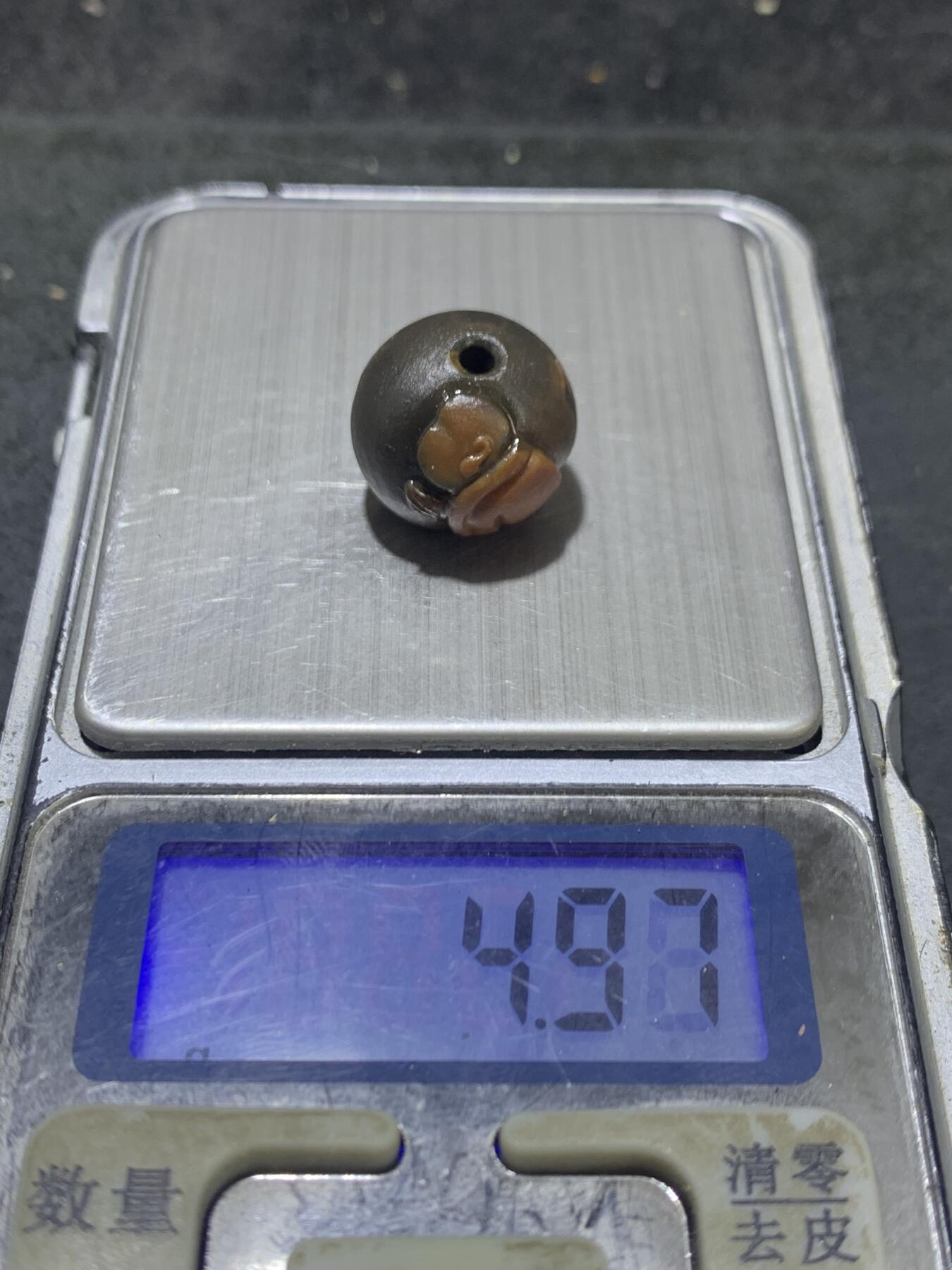 精美亚光战国红玛瑙手工俏色巧雕一心向佛随形圆珠一颗！