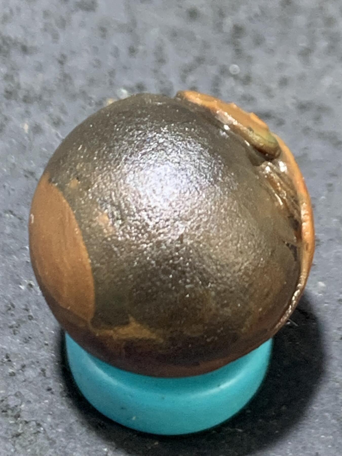 精美亚光战国红玛瑙手工俏色巧雕一心向佛随形圆珠一颗！