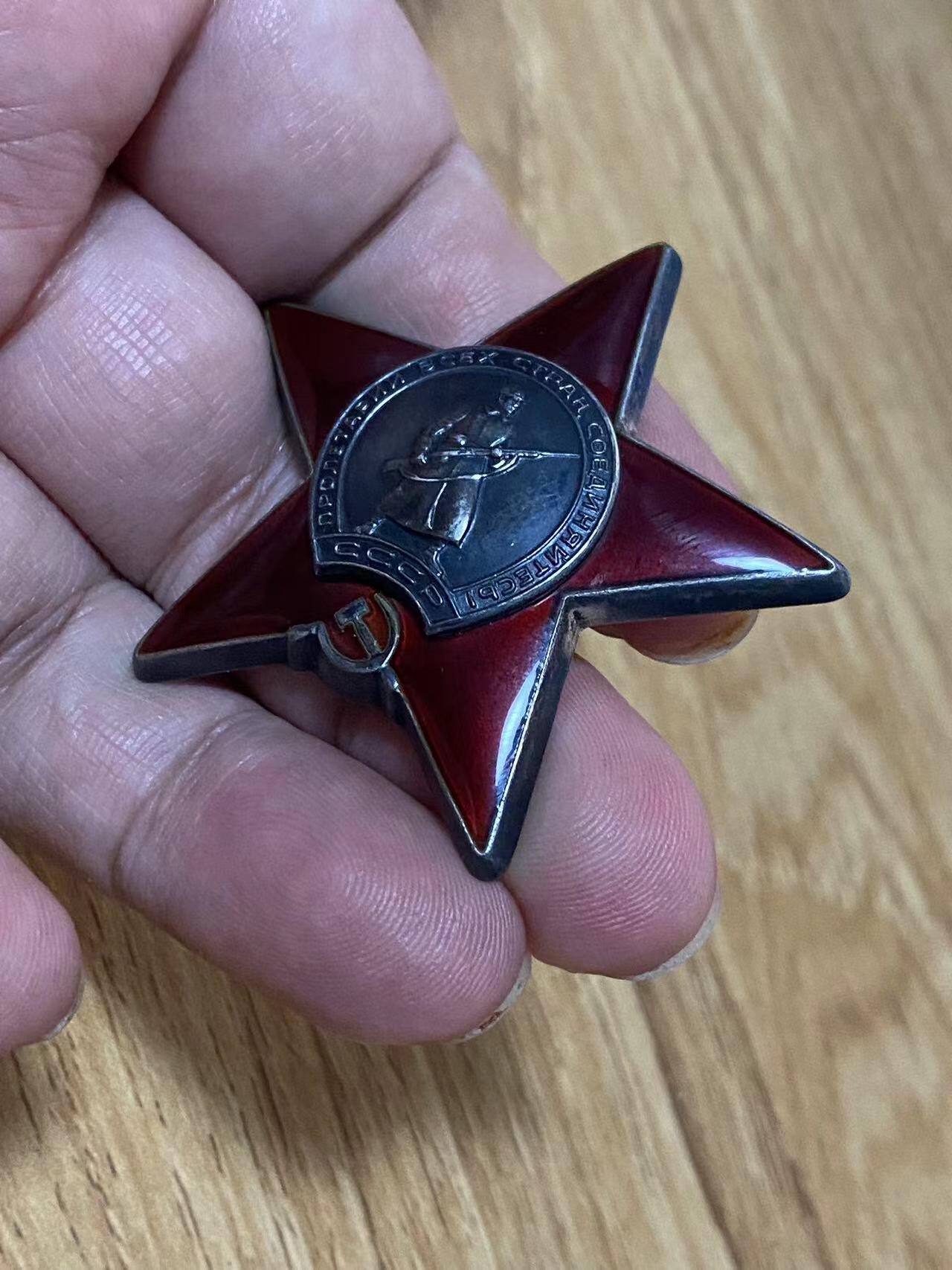 苏联勋章奖章6月21日拍卖第九期6月29日晚上九点结束 苏联红星3691953后期大号极品品相 划痕都没 这个号段就没有服役了已经 未开卡品相非常好