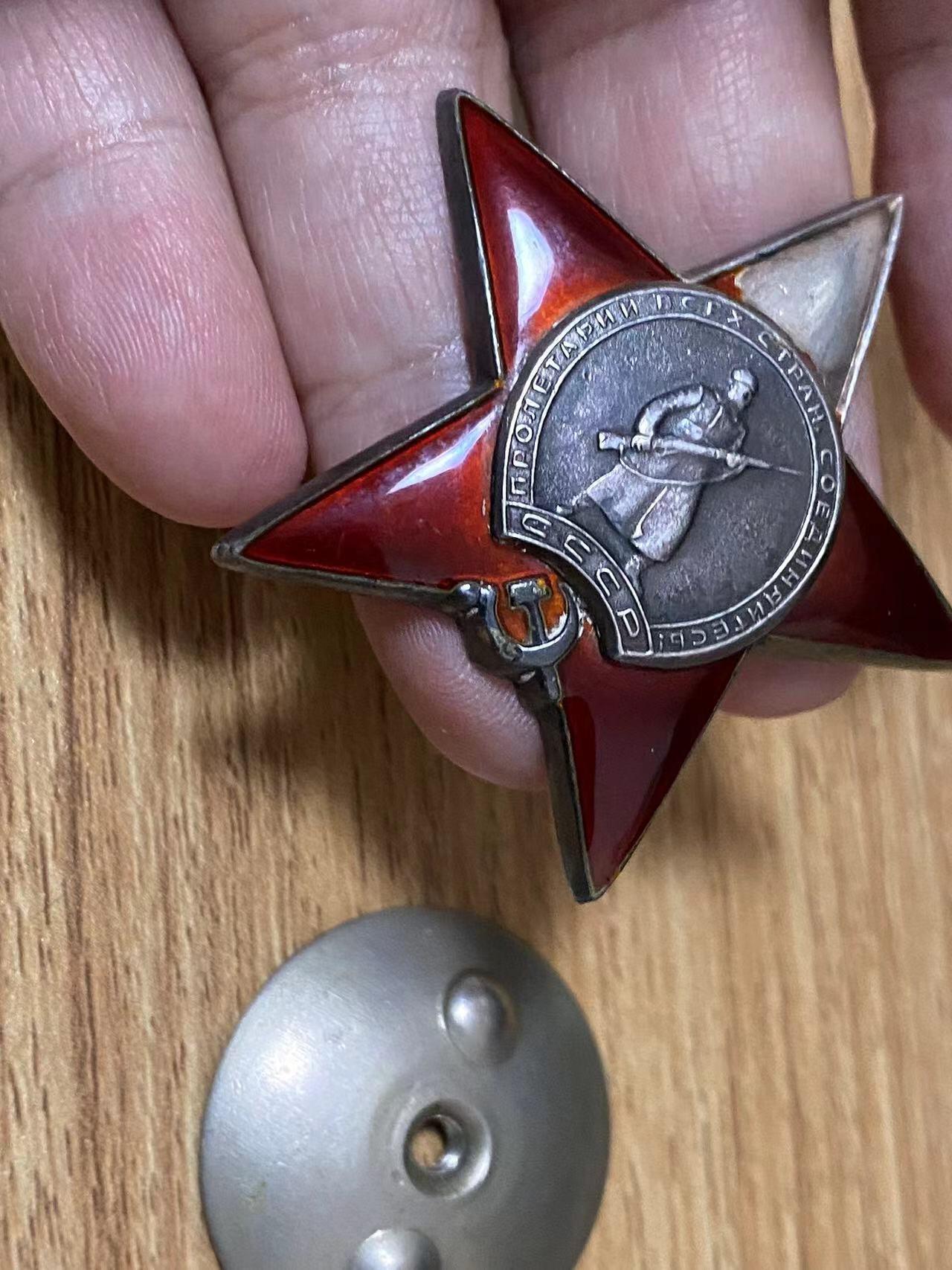 苏联勋章奖章6月21日拍卖第九期6月29日晚上九点结束 苏联反坦克炮兵团侦察班长切克马佐夫的红星2241046 珠宝局版本上珐琅磕。碰亲自5啥 接替指挥摧毁一个火力点一个步兵班 Чекмазов Георгий Васильевич 18参军（24年生人 42年参军）就得了挂版为国 战功好像是摧毁坦克