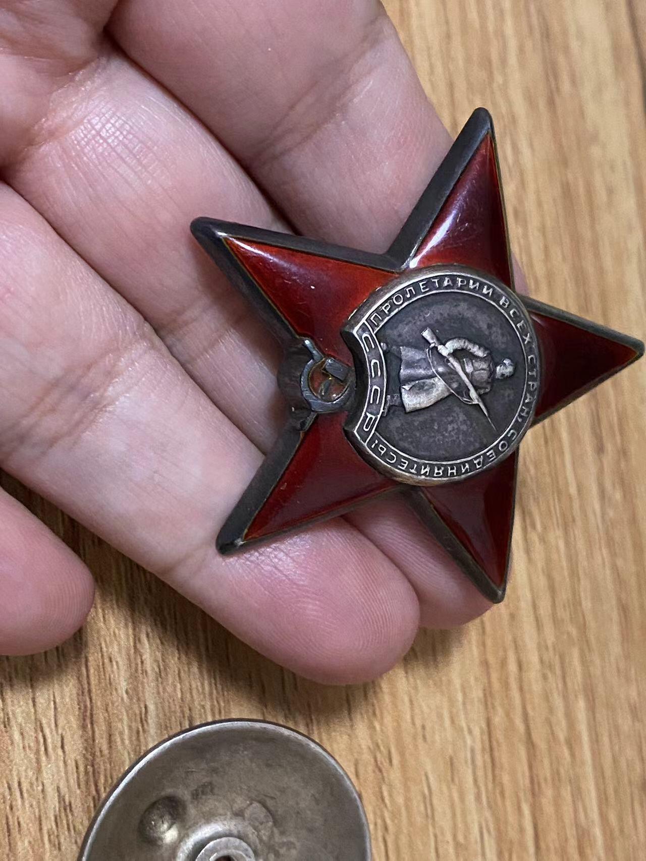 苏联勋章奖章6月21日拍卖第九期6月29日晚上九点结束 苏联反坦克炮兵团侦察班长切克马佐夫的 红星862677 珐琅完整无磕碰 登记卡只有复印件照片 奖励卡已经翻译 佩戴痕迹 原配银轮 侦察兵的能保存这样就挺不错 摧毁了敌军1门射击我军步兵驻地的火炮，歼灭了1个冲锋枪手班Чекмазов Георгий Васильевич 18参军（24年生人 42年参军）就得了挂版为国 战功好像是摧毁坦克