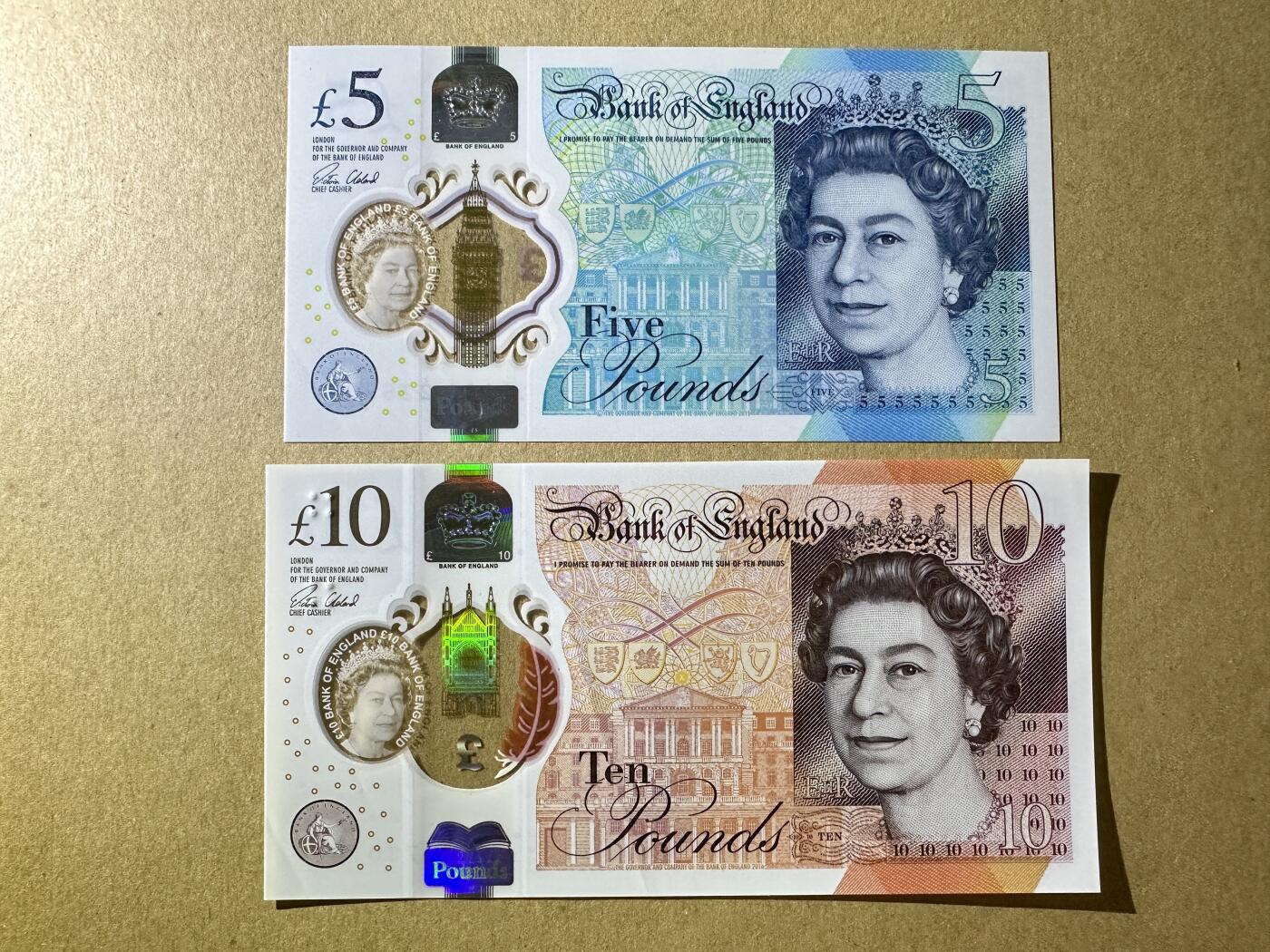 《张总收藏》155期-裸币精品汇(周一场) 英格兰5、10镑2张 AU 2016年塑料钞 无4 AA01冠