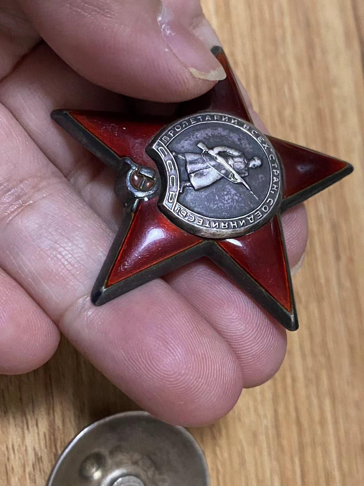 苏联勋章奖章6月21日拍卖第九期6月29日晚上九点结束 苏联反坦克炮兵团侦察班长切克马佐夫的 红星862677 珐琅完整无磕碰 登记卡只有复印件照片 奖励卡已经翻译 佩戴痕迹 原配银轮 侦察兵的能保存这样就挺不错 摧毁了敌军1门射击我军步兵驻地的火炮，歼灭了1个冲锋枪手班Чекмазов Георгий Васильевич 18参军（24年生人 42年参军）就得了挂版为国 战功好像是摧毁坦克